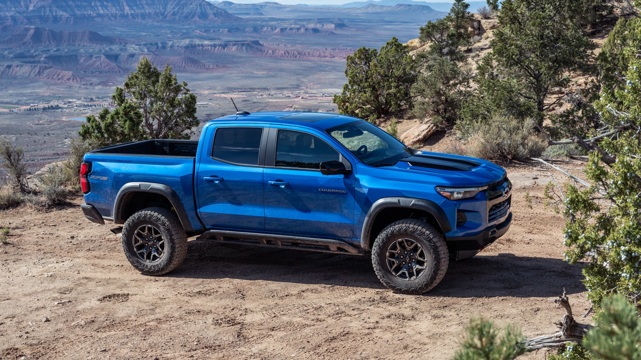 001 2024 Chevy Colorado ZR2 Front Three Quarter Static LEAD