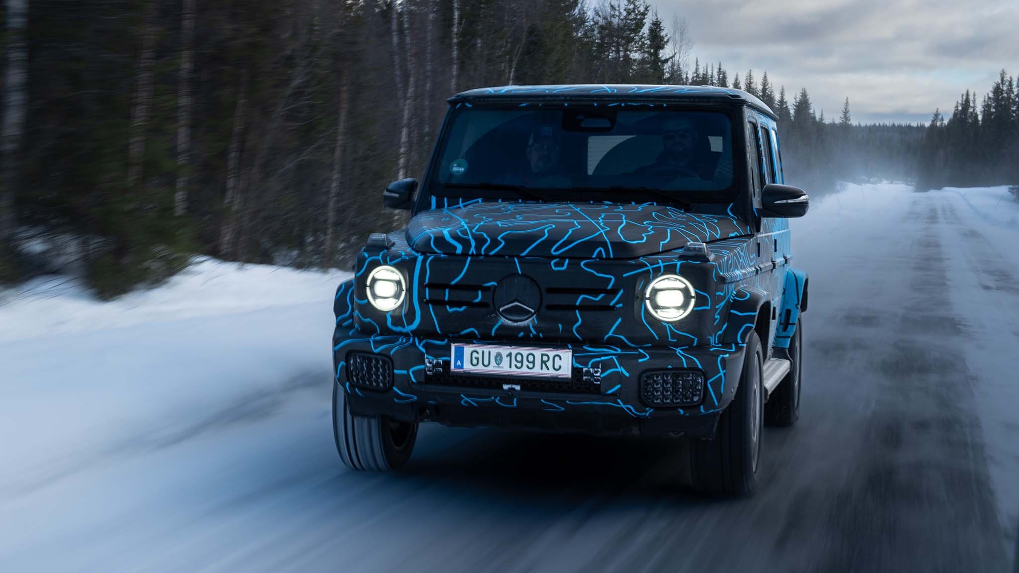 011 2025 mercedes benz G580 first snow drive