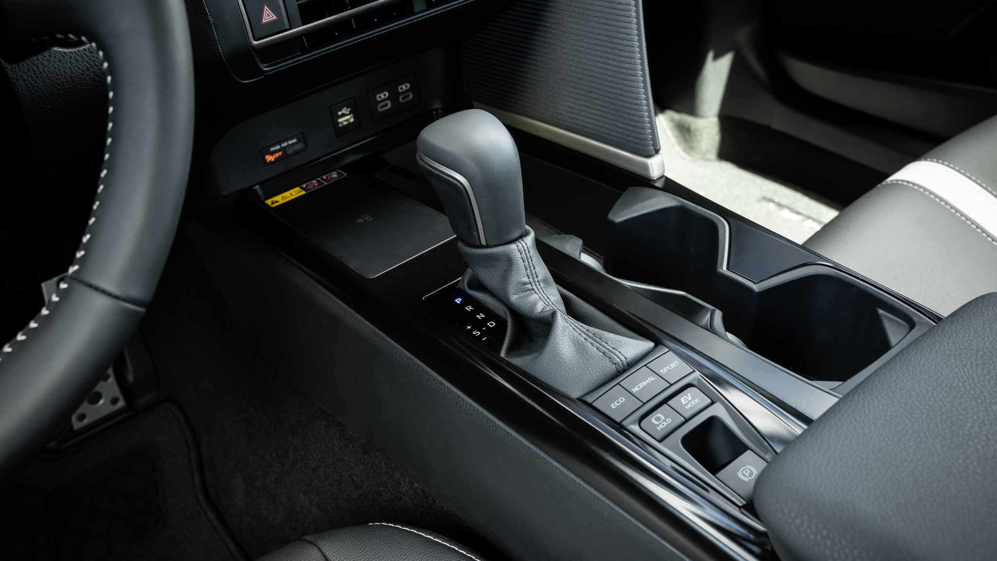 014 2025 Toyota Camry SE AWD center console