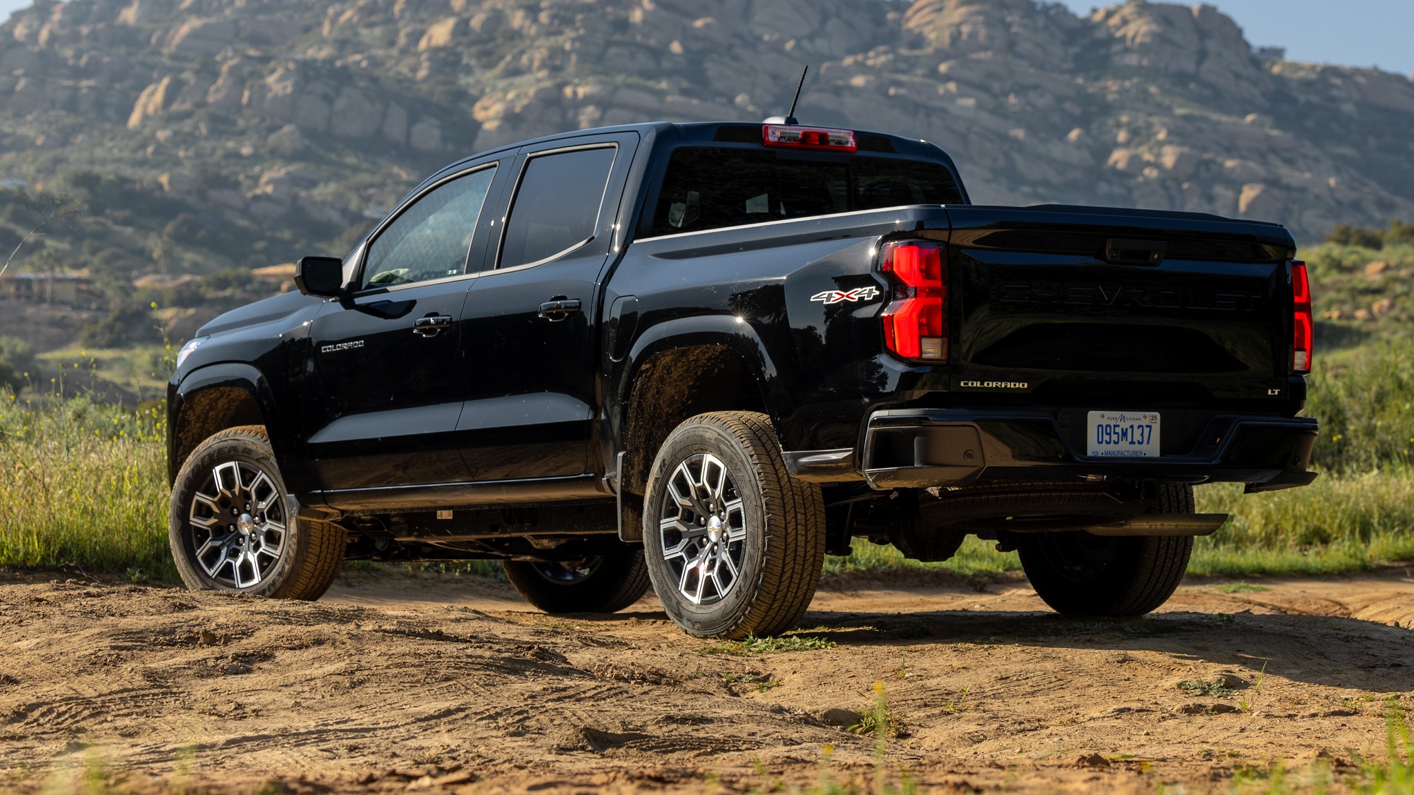 003 2024 Chevrolet Colorado LT Rear Quarter Motion