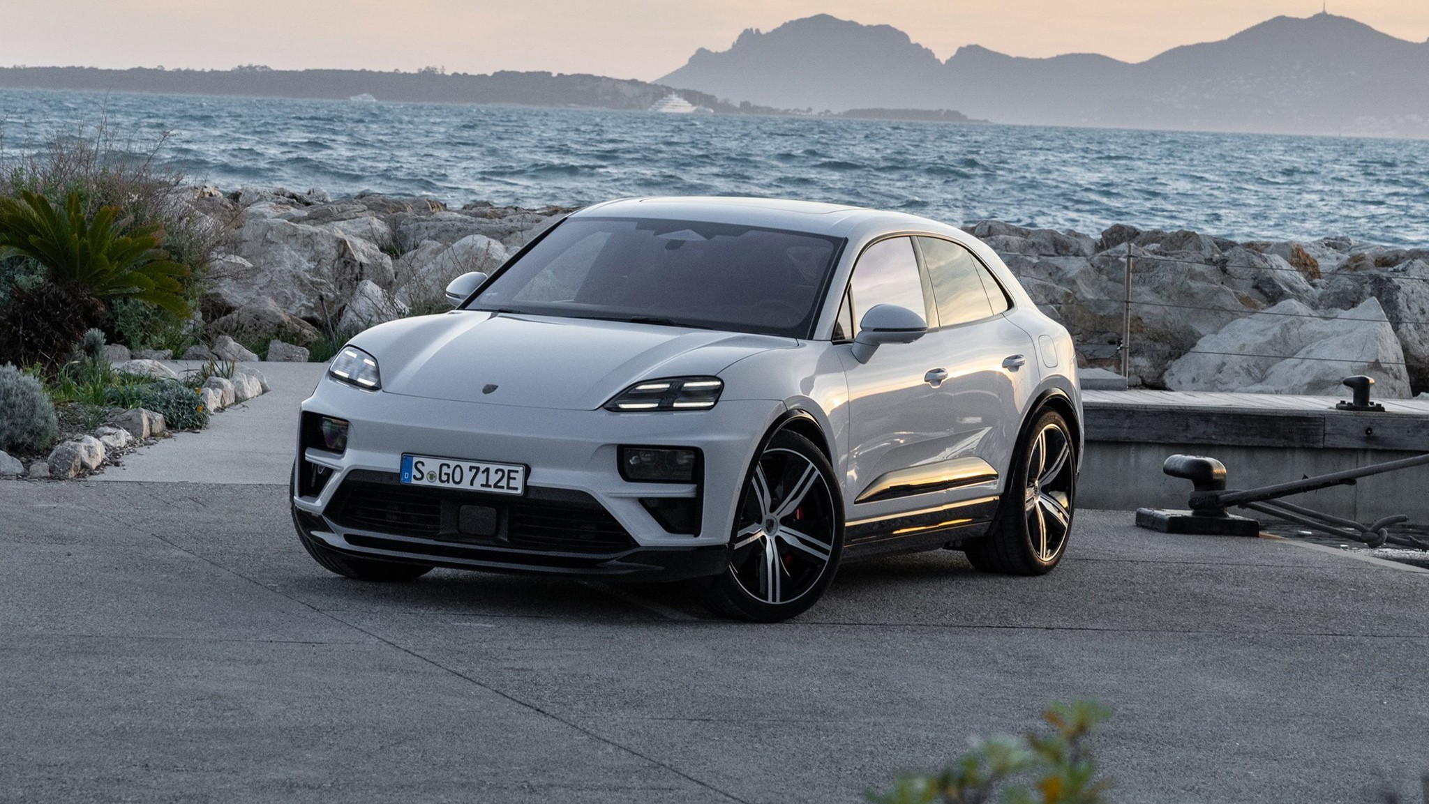 10 2024 Porsche Macan EV