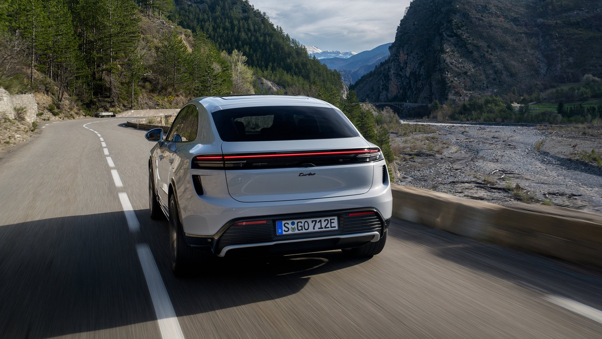 18 2024 Porsche Macan EV