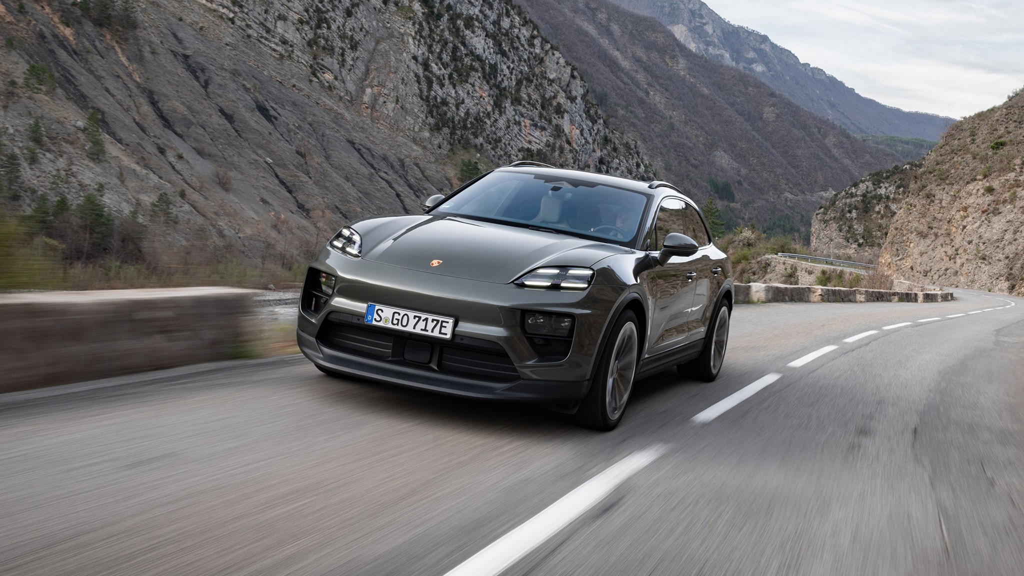 27 2024 Porsche Macan EV