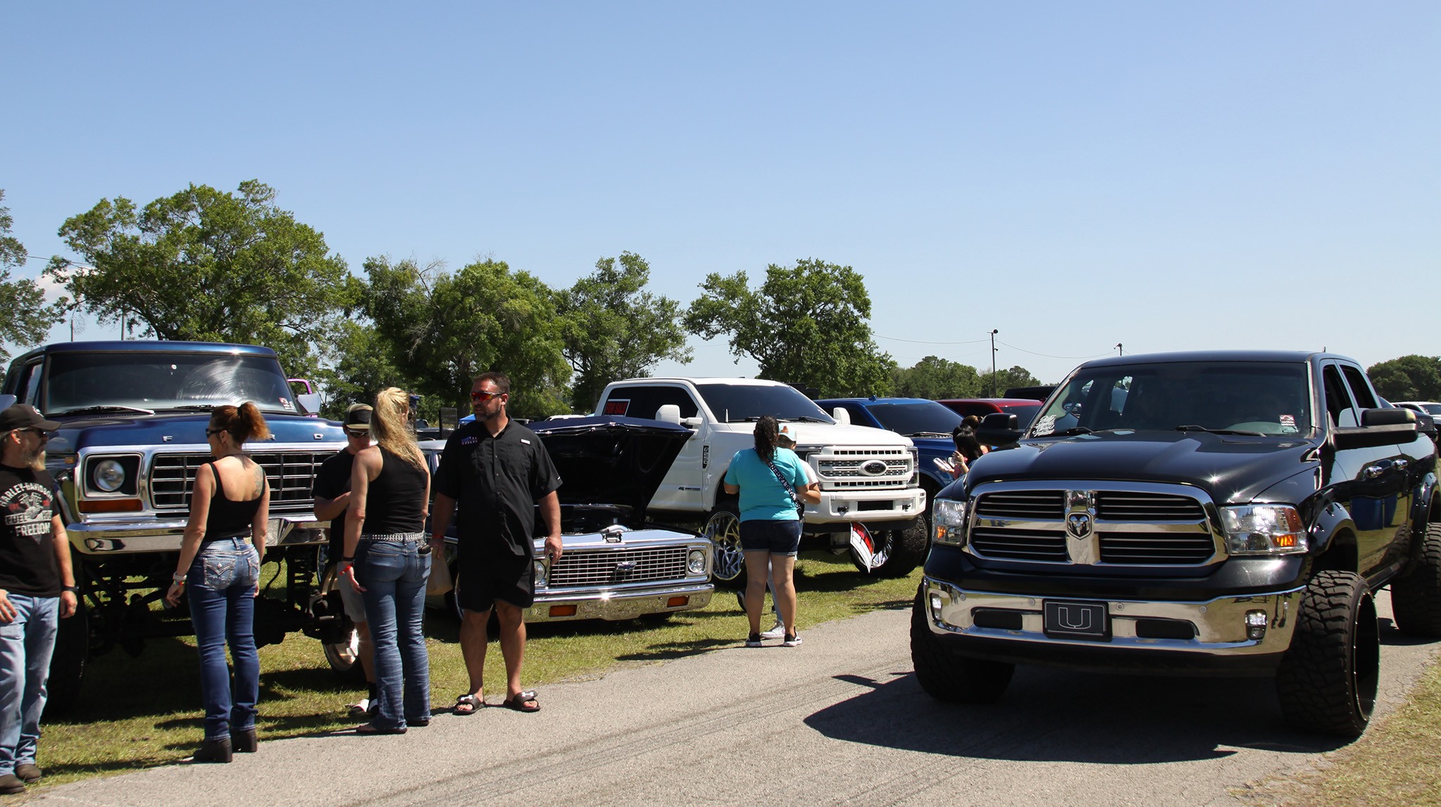 002 2024 florida truck meet gallery crowd