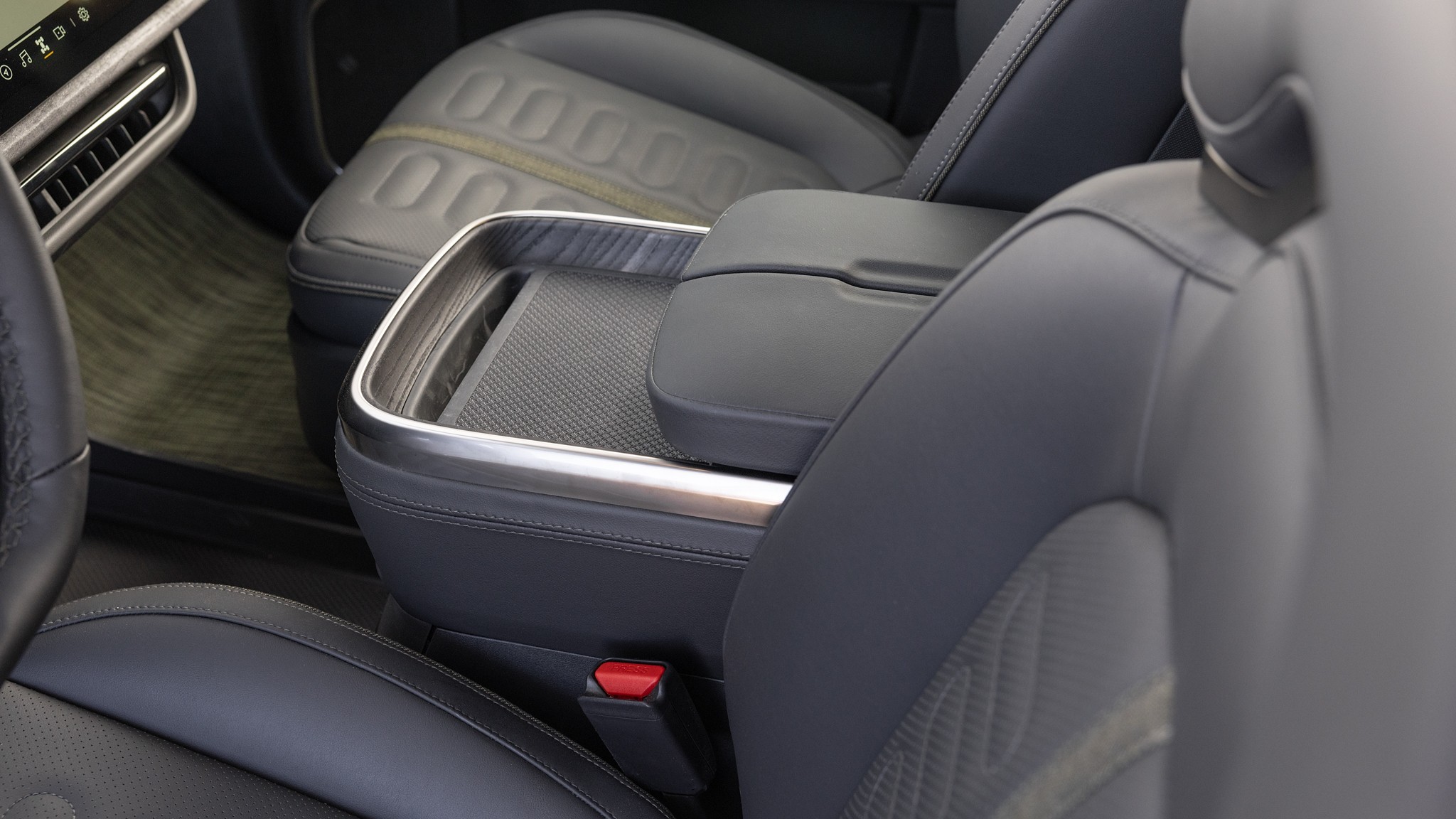 032 2024 Rivian R1T Dual Motor center console