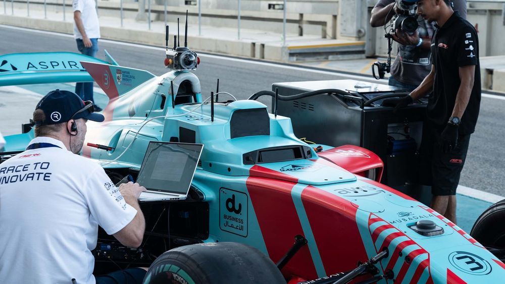 006 first autonomous car race abu dhabi a2rl motorsports