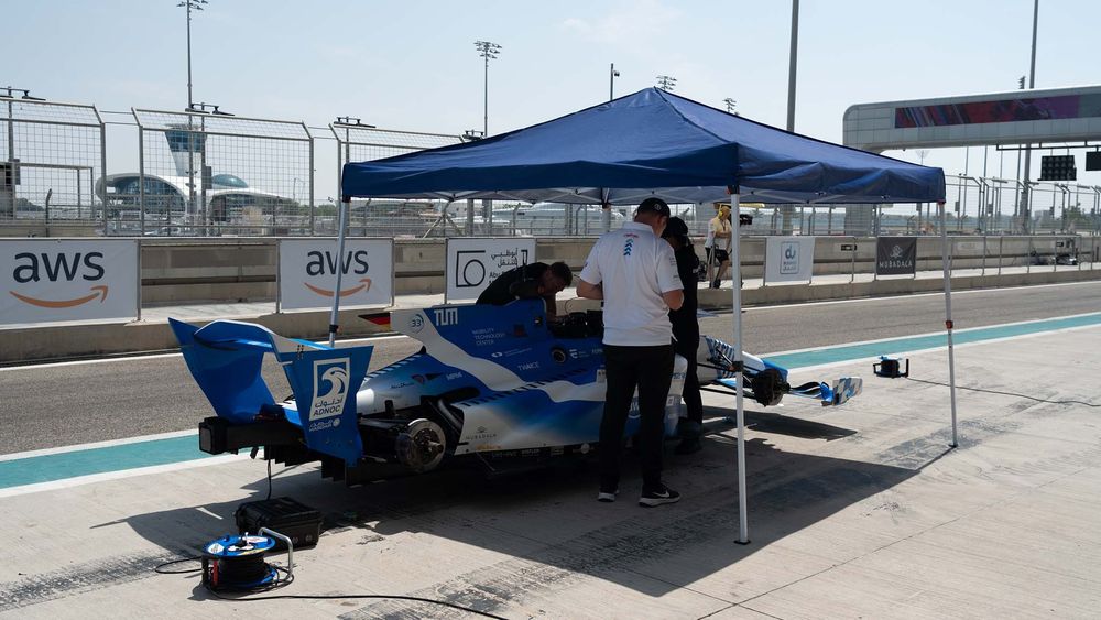 014 first autonomous car race abu dhabi a2rl motorsports