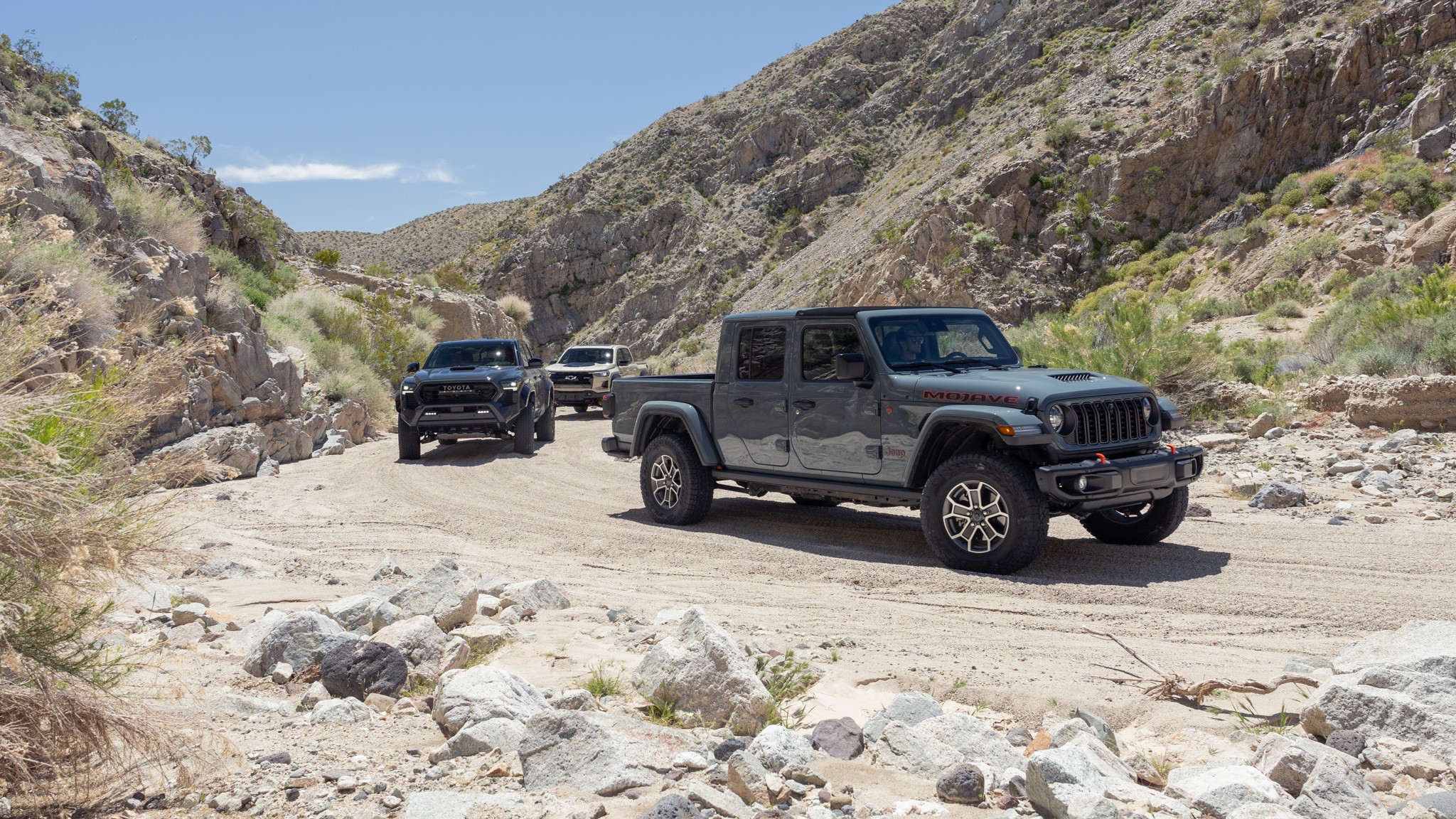014 2024 toyota tacoma trd pro vs 2024 chevrolet colorado zr2 bison vs 2024 jeep gladiator mojave comparison test