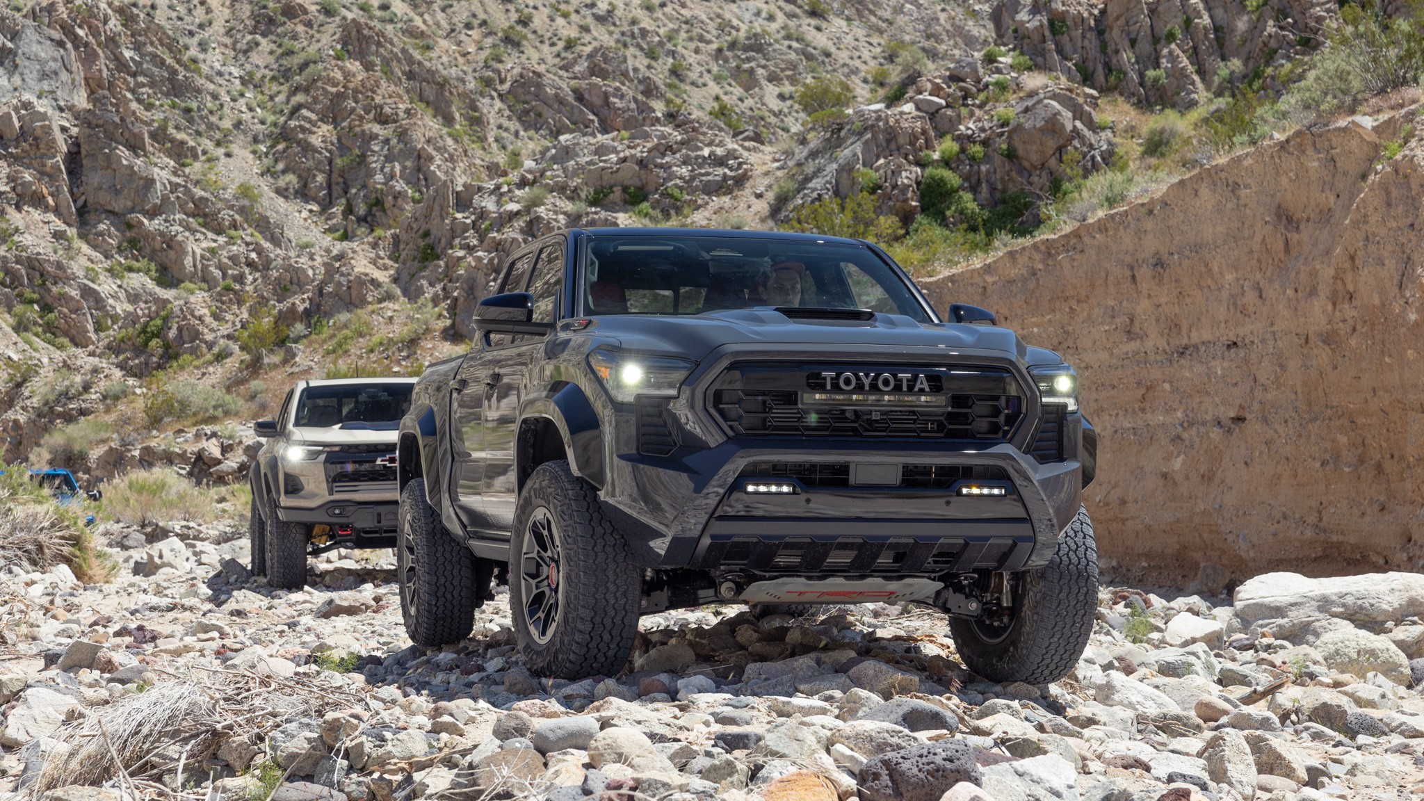 015 2024 toyota tacoma trd pro vs 2024 chevrolet colorado zr2 bison vs 2024 jeep gladiator mojave comparison test