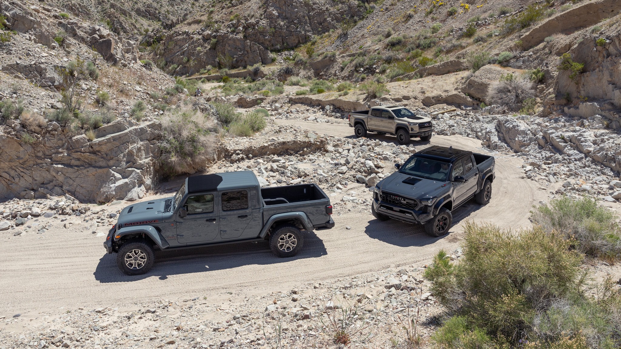 016 2024 toyota tacoma trd pro vs 2024 chevrolet colorado zr2 bison vs 2024 jeep gladiator mojave comparison test