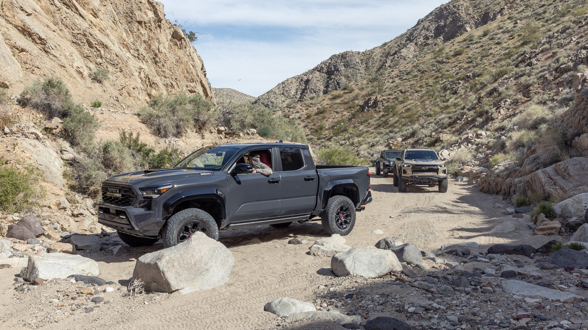 023 2024 toyota tacoma trd pro vs 2024 chevrolet colorado zr2 bison vs 2024 jeep gladiator mojave comparison test