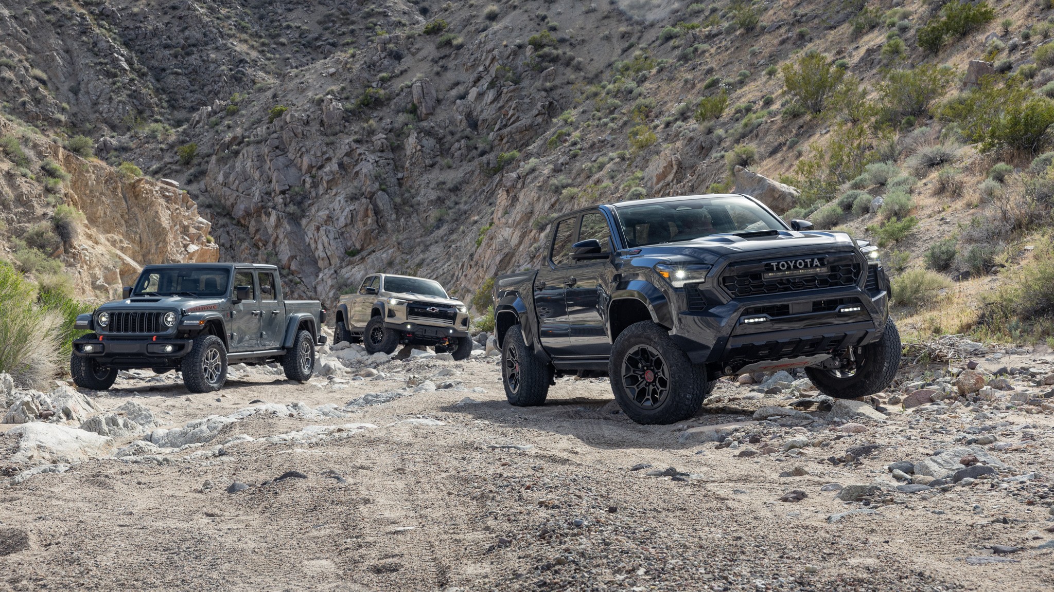 024 2024 toyota tacoma trd pro vs 2024 chevrolet colorado zr2 bison vs 2024 jeep gladiator mojave comparison test