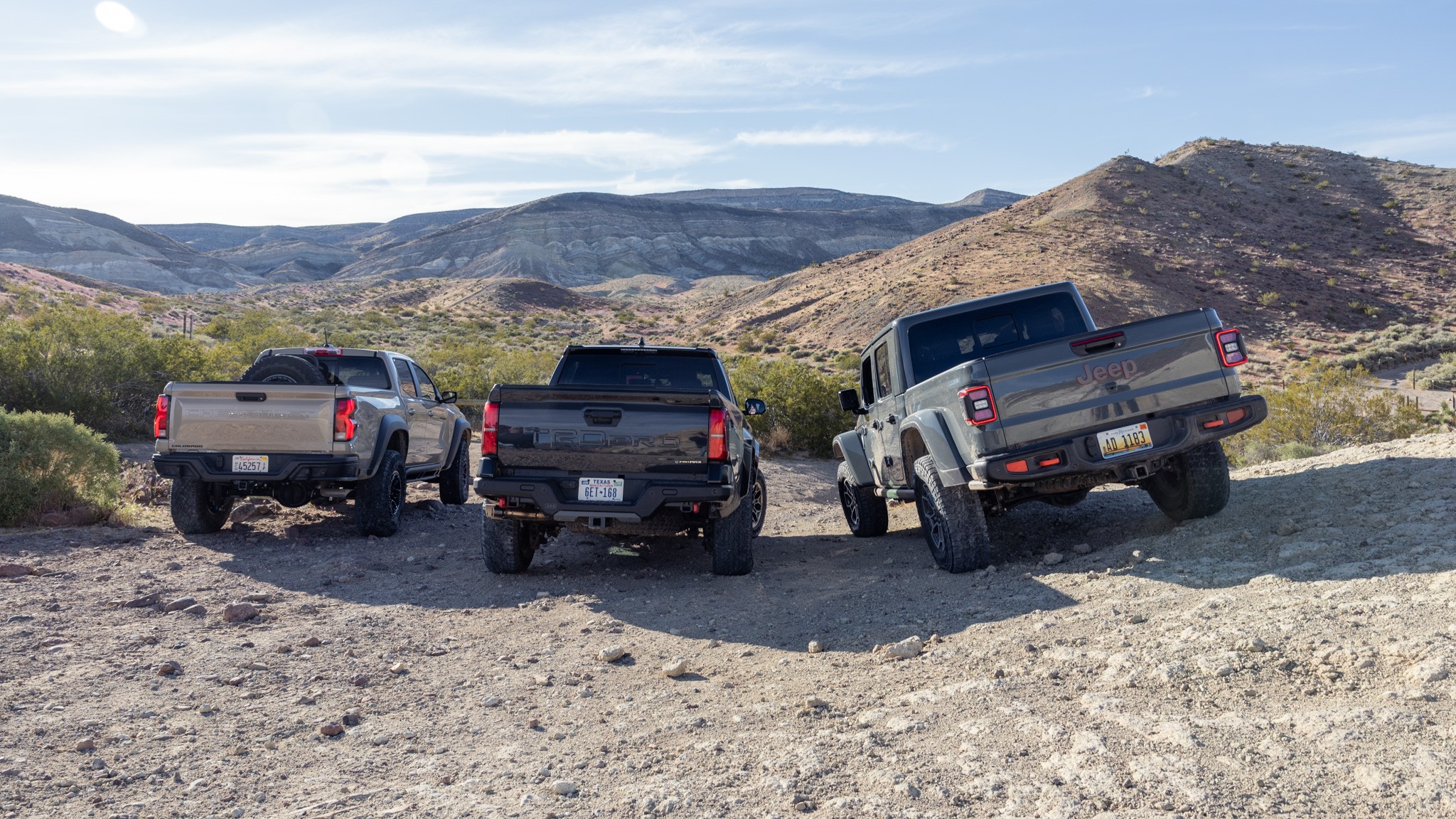 025 2024 toyota tacoma trd pro vs 2024 chevrolet colorado zr2 bison vs 2024 jeep gladiator mojave comparison test