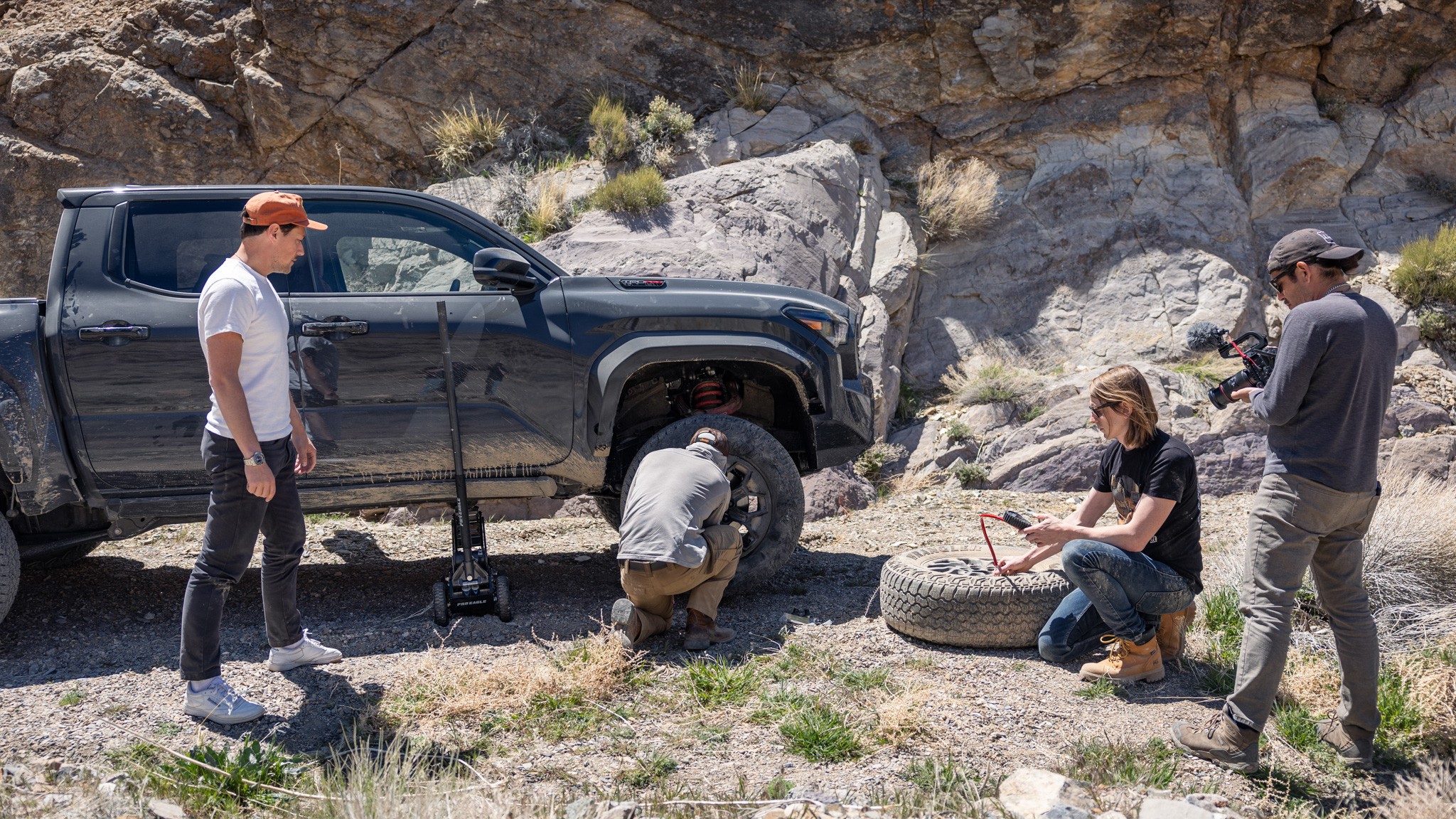 034 2024 toyota tacoma trd pro vs 2024 chevrolet colorado zr2 bison vs 2024 jeep gladiator mojave comparison test