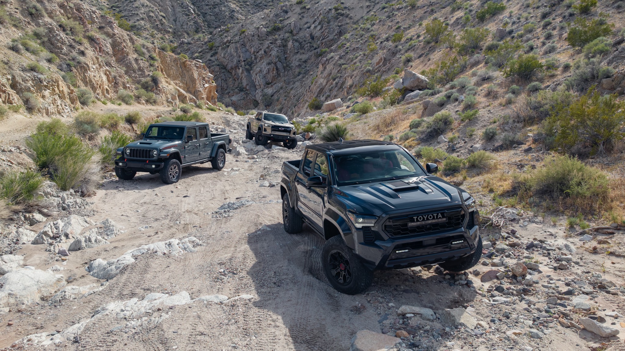 039 2024 toyota tacoma trd pro vs 2024 chevrolet colorado zr2 bison vs 2024 jeep gladiator mojave comparison test