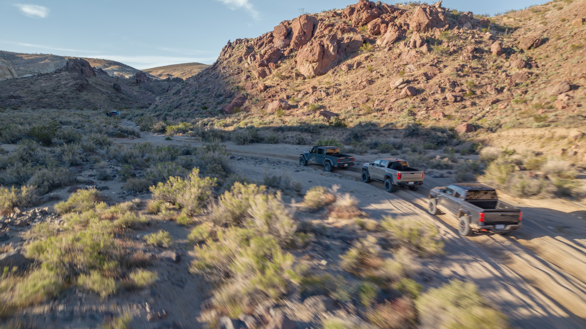 042 2024 toyota tacoma trd pro vs 2024 chevrolet colorado zr2 bison vs 2024 jeep gladiator mojave comparison test