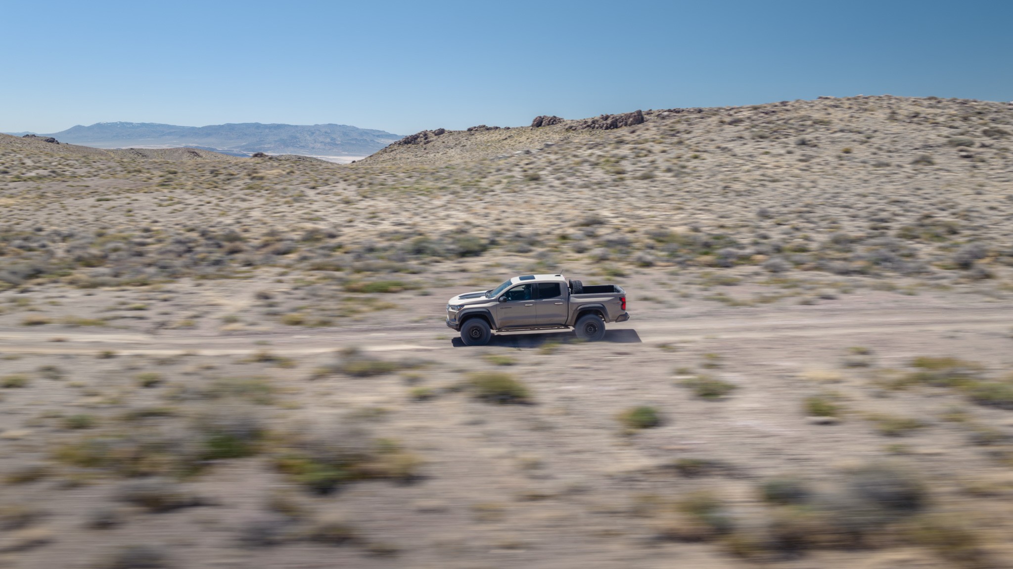 043 2024 toyota tacoma trd pro vs 2024 chevrolet colorado zr2 bison vs 2024 jeep gladiator mojave comparison test