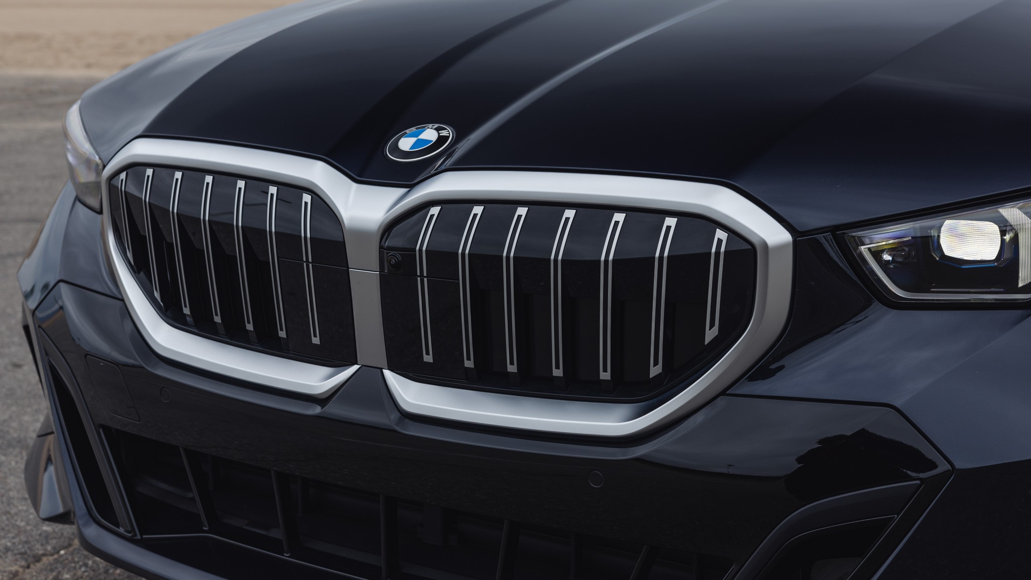 007 2024 BMW 530i RWD 2 grille