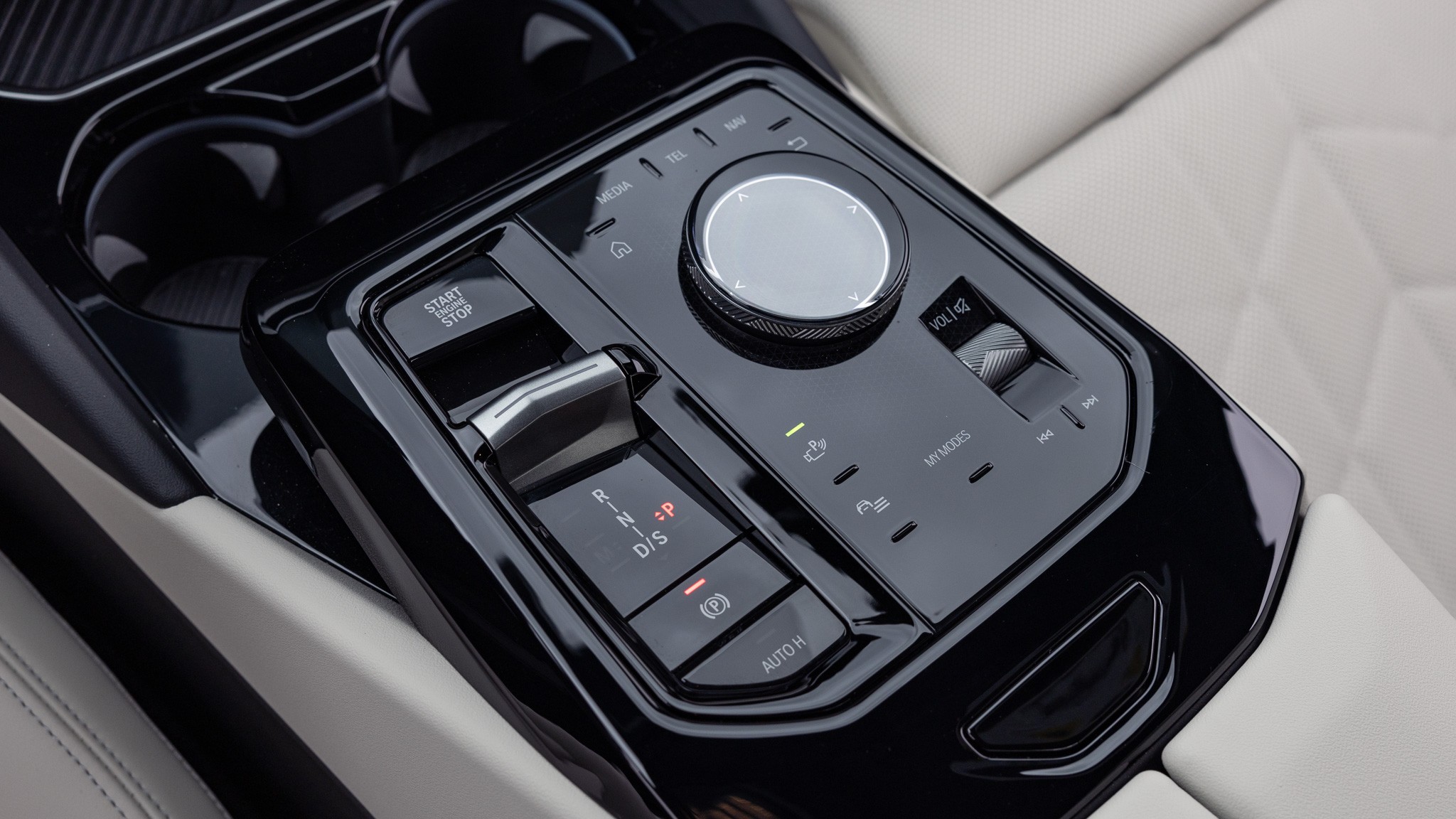 018 2024 BMW 530i RWD ccenter console