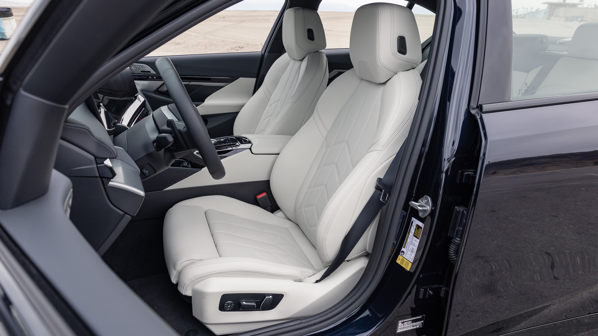 019 2024 BMW 530i RWD front seats