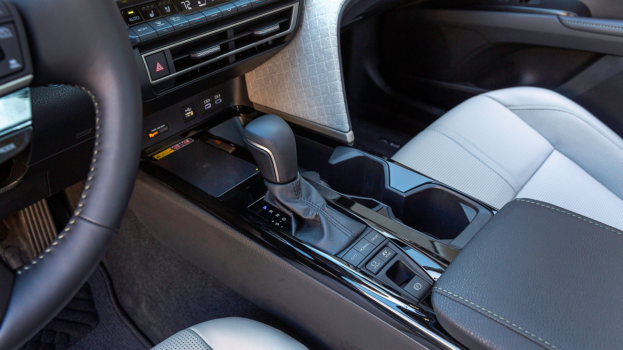 027 2025 Toyota Camry XLE AWD interior