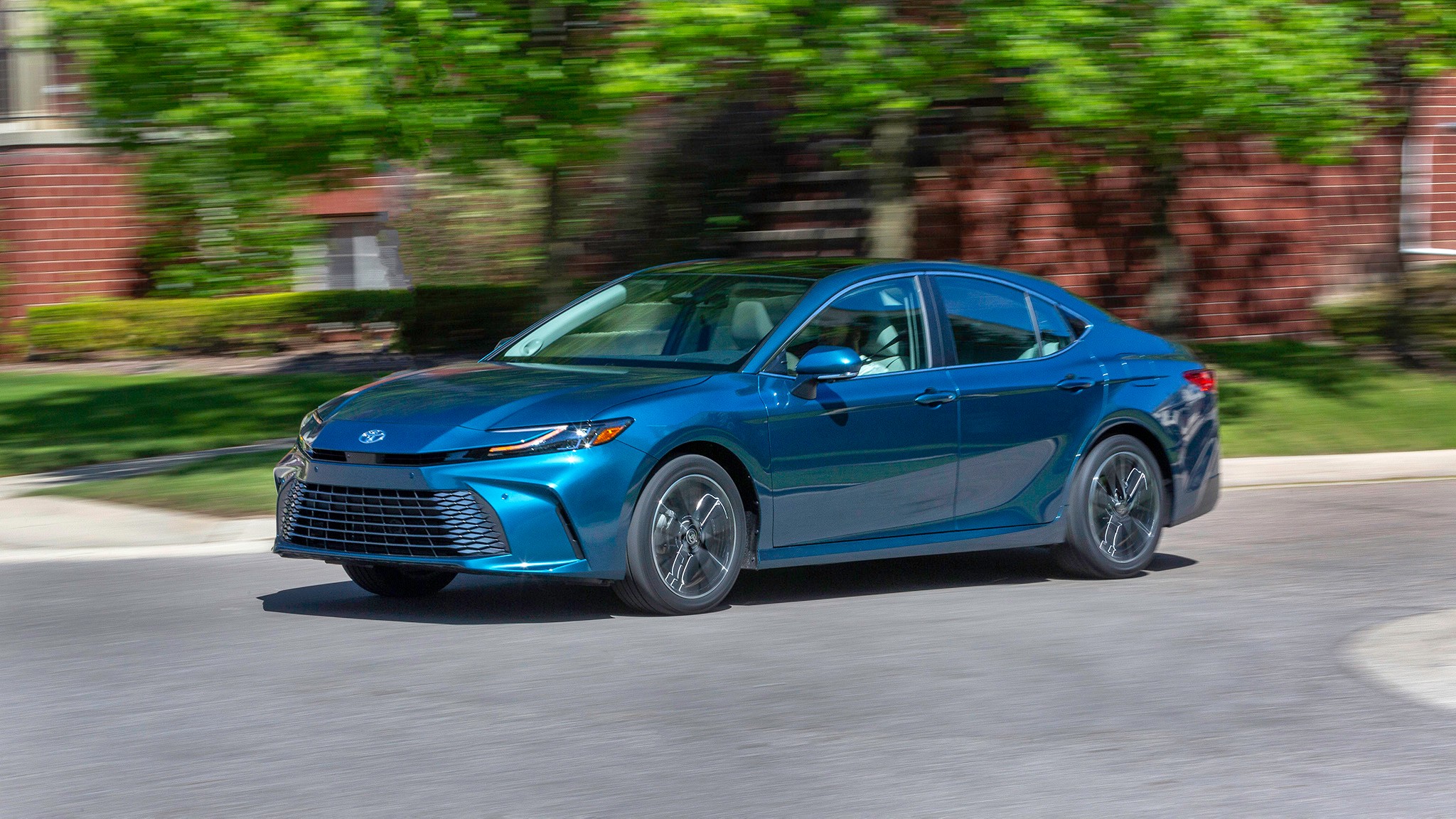 007 2025 Toyota Camry XLE AWD side view
