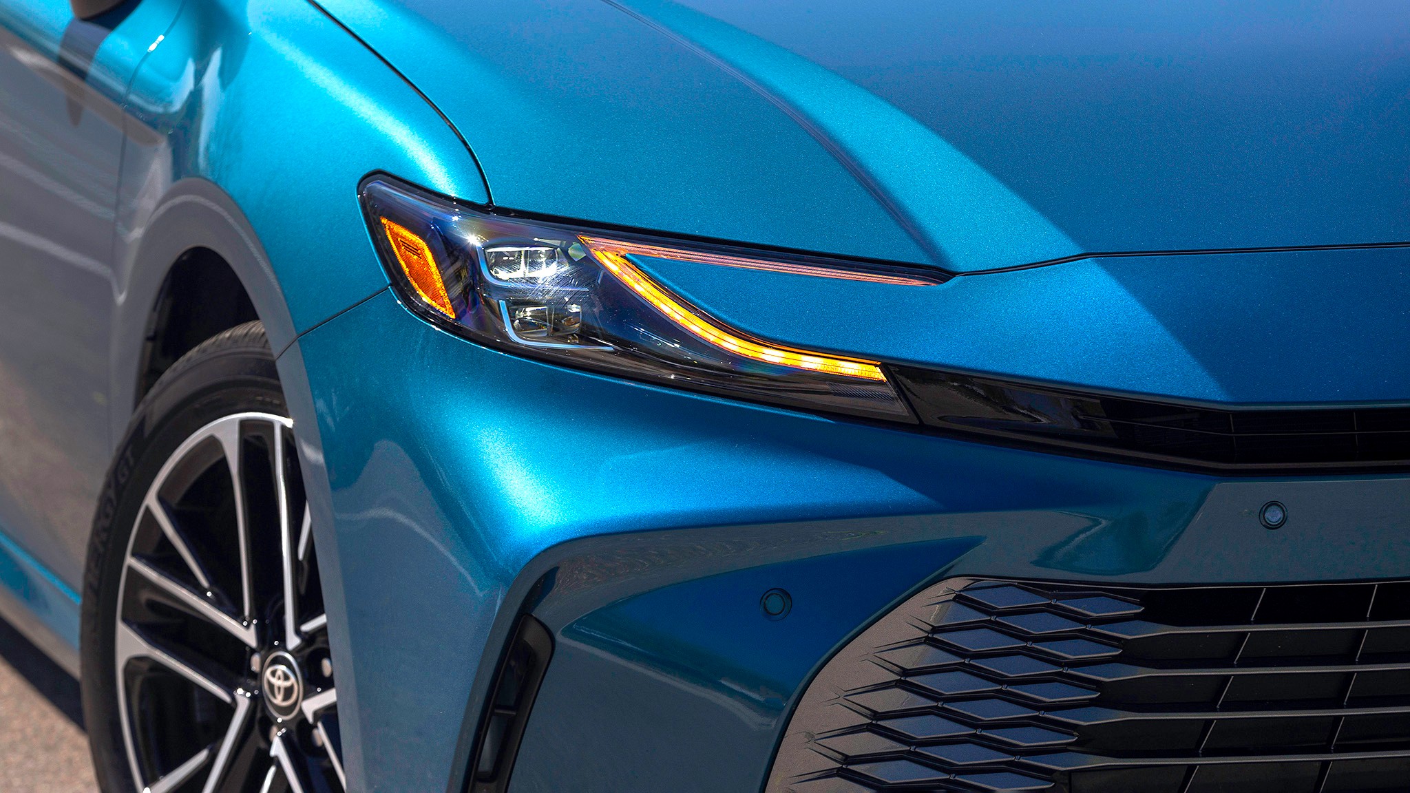 019 2025 Toyota Camry XLE AWD headlight