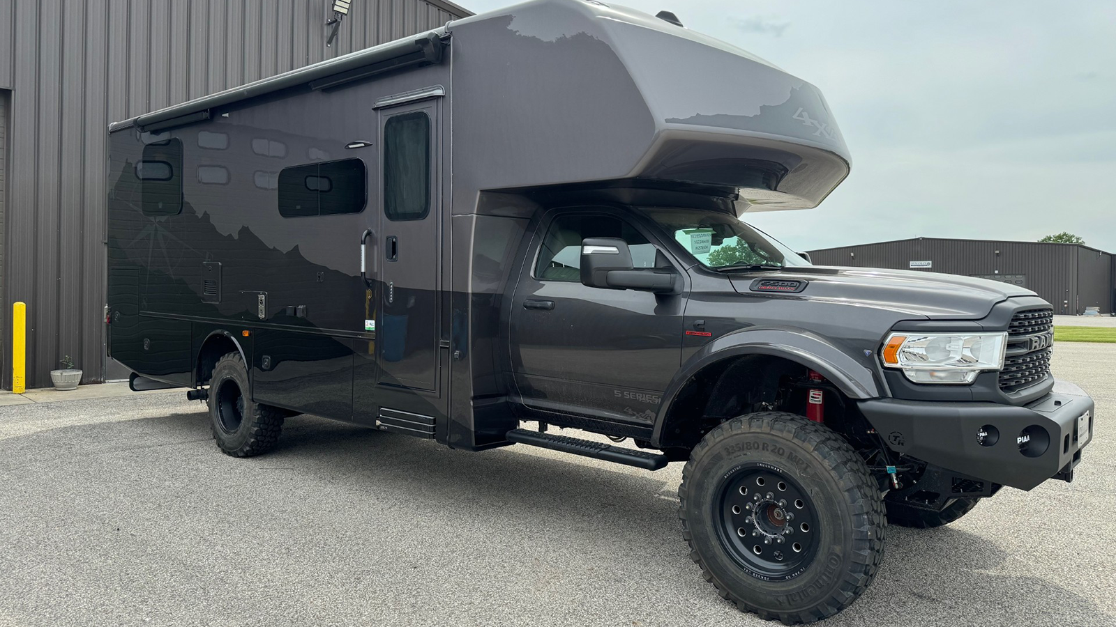 Dynamax Isata 5 Extreme 4x4 RV 5