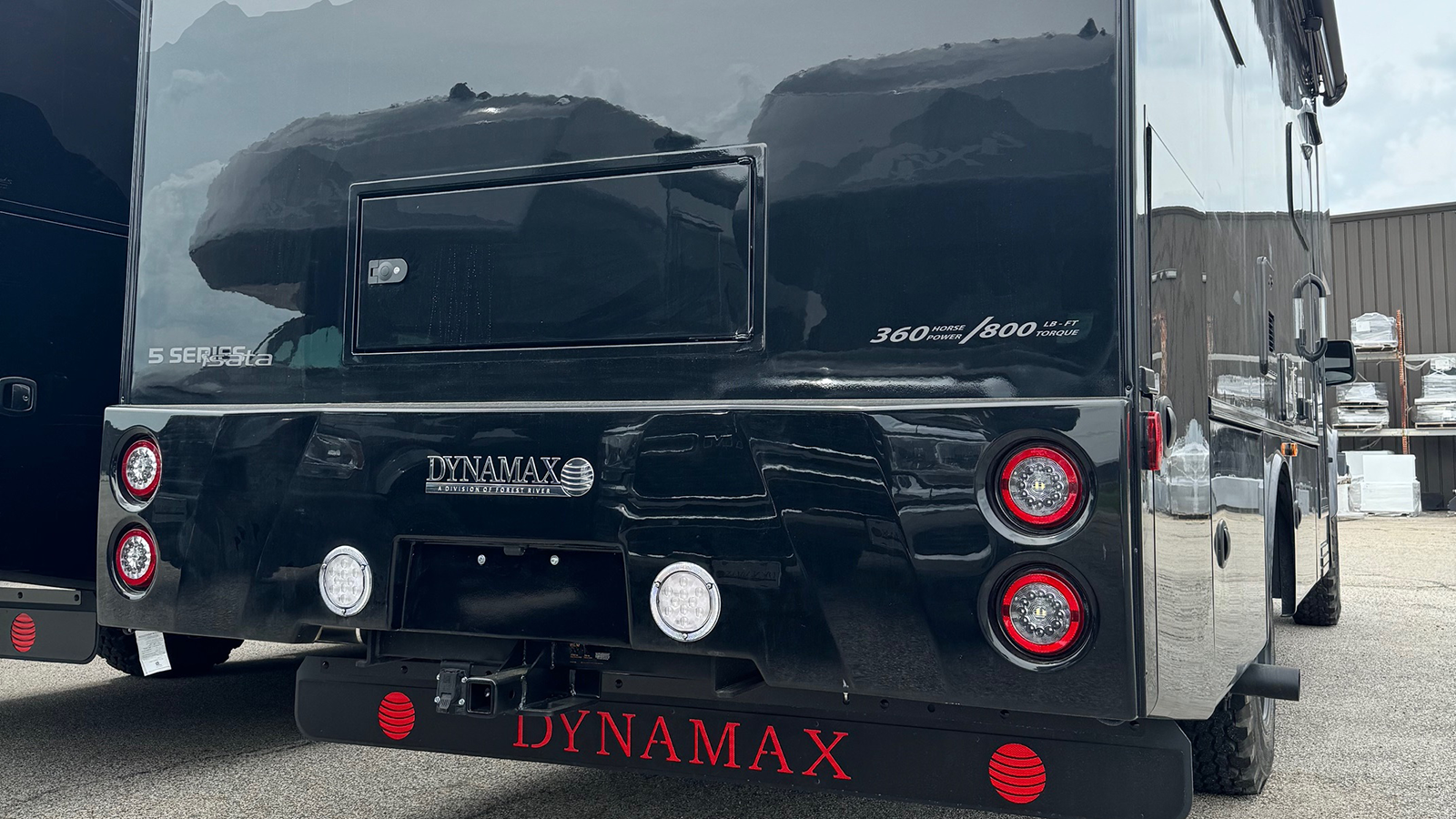 Dynamax Isata 5 Extreme 4x4 RV 3