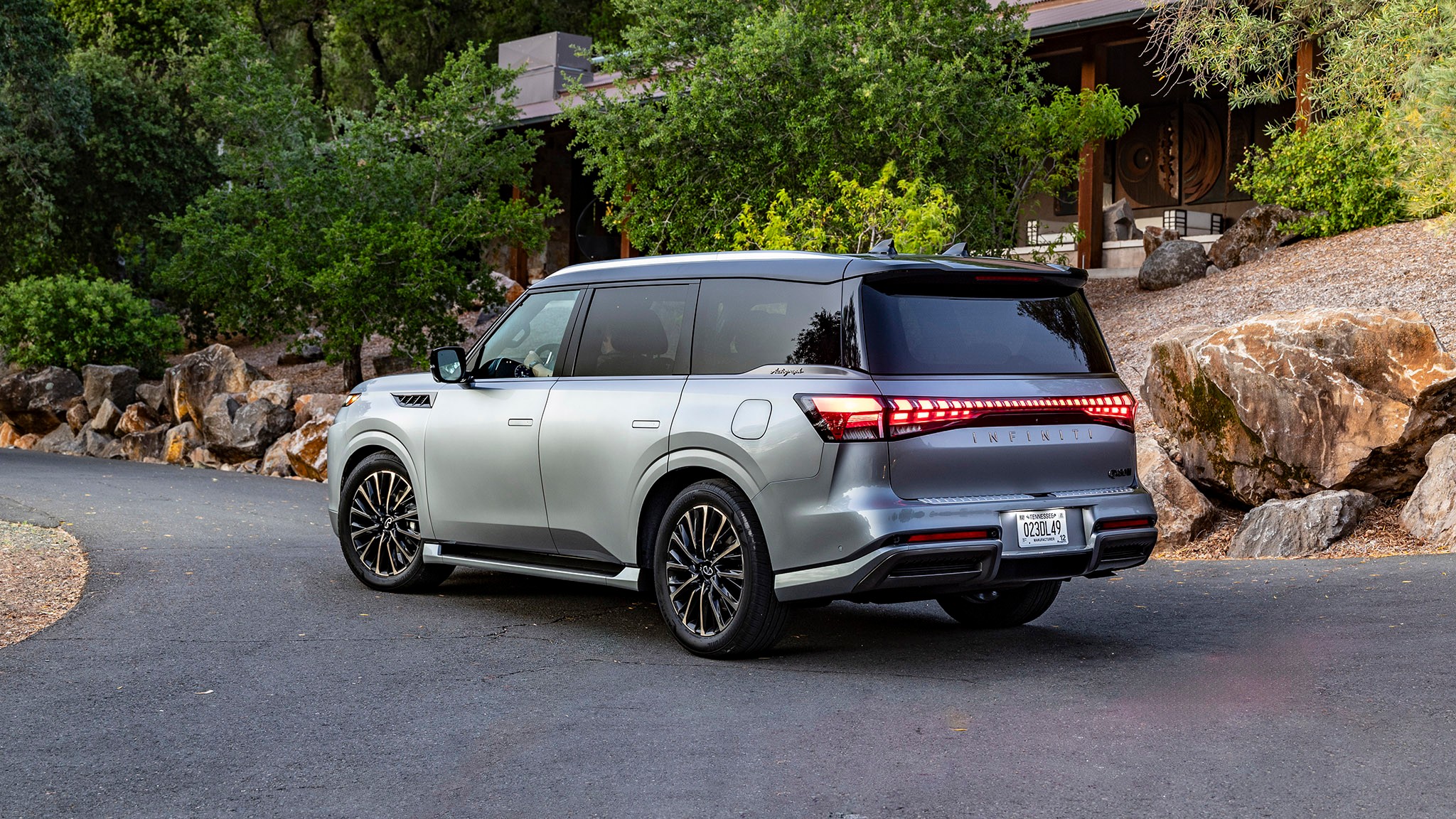 47 2025 Infiniti QX80 rear view