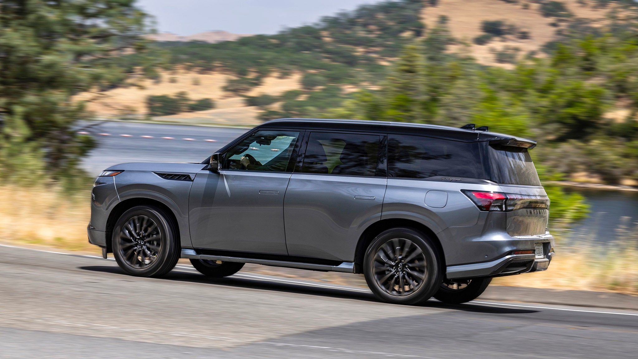 36 2025 Infiniti QX80 side view