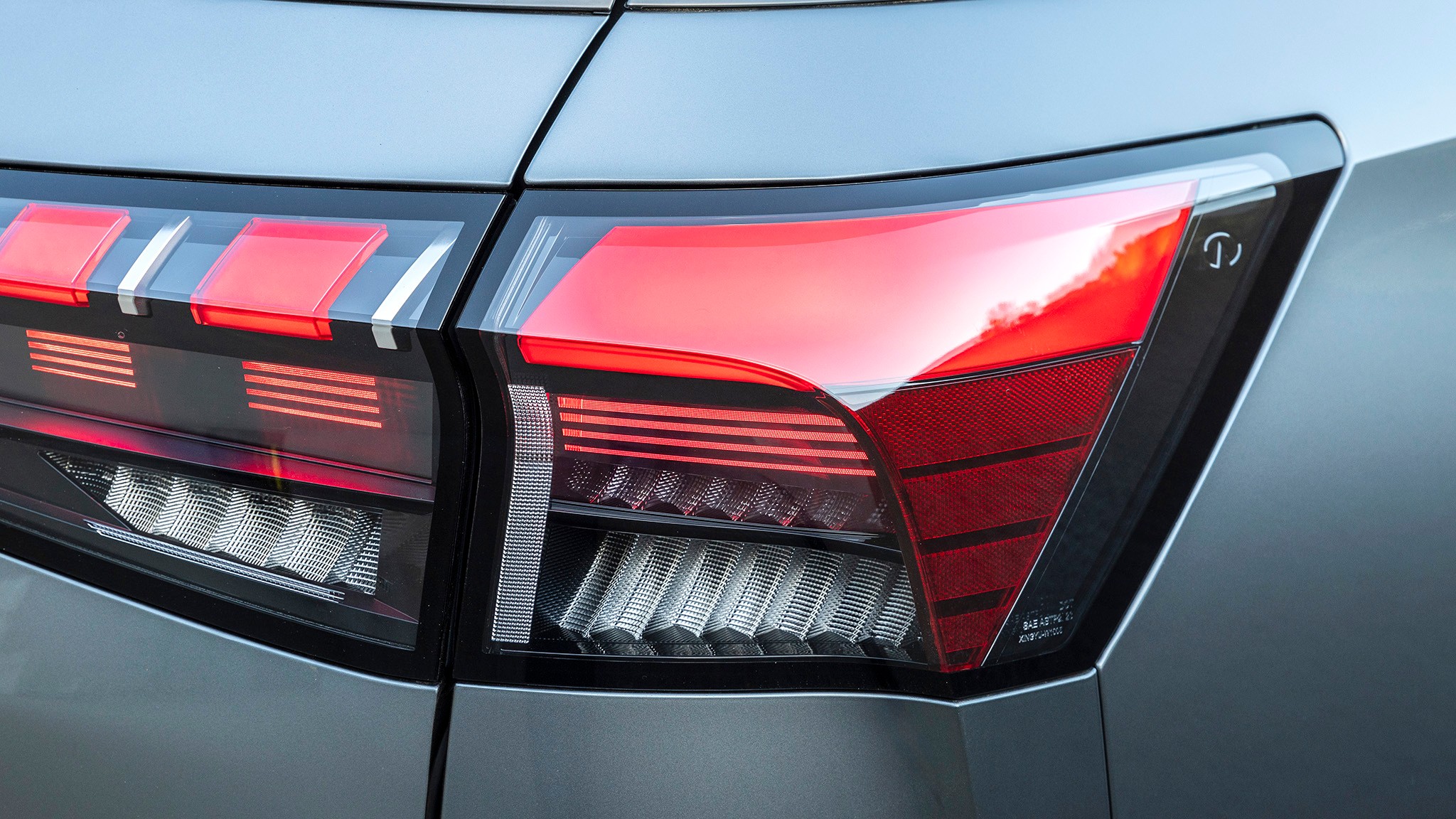 42 2025 Infiniti QX80 tailight