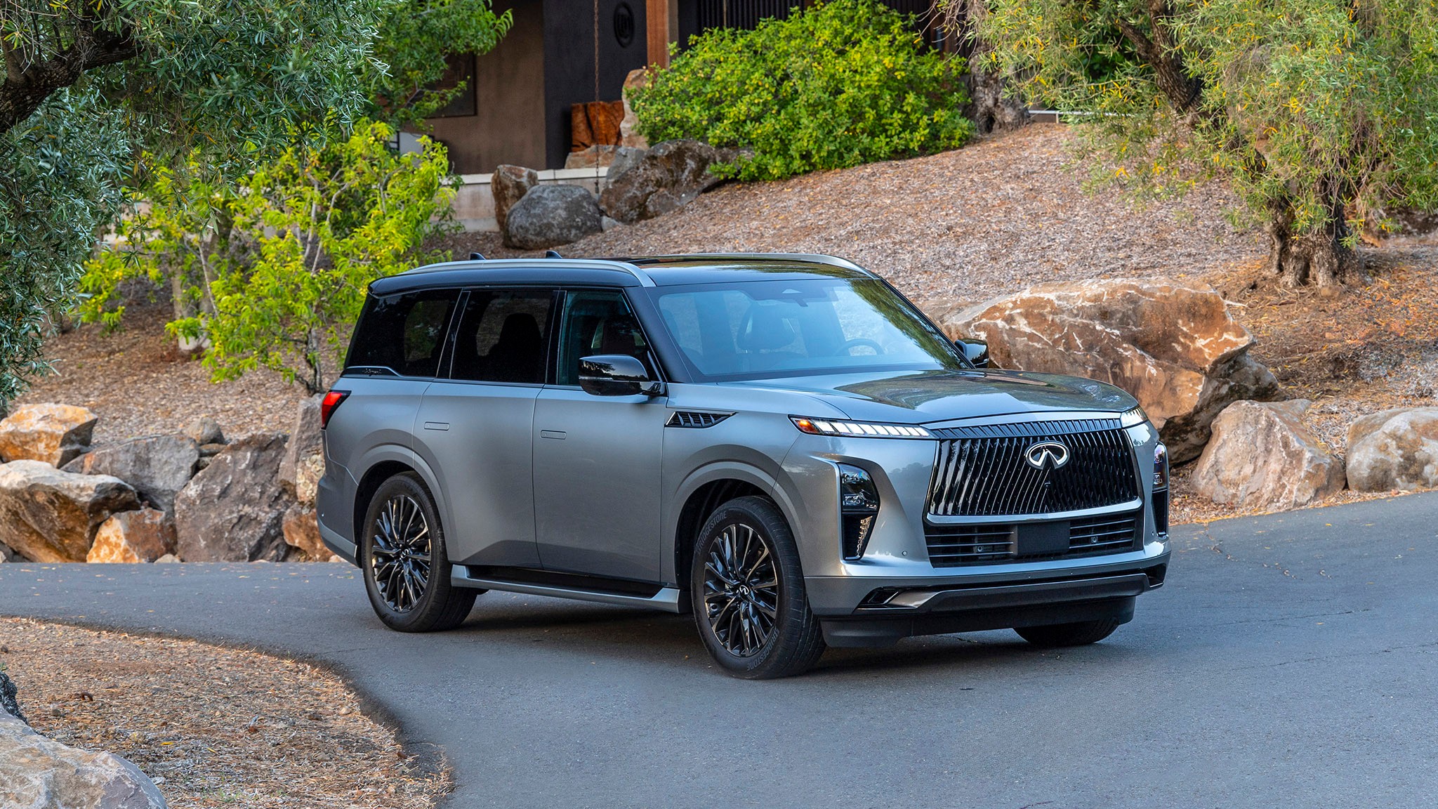 46 2025 Infiniti QX80 front view