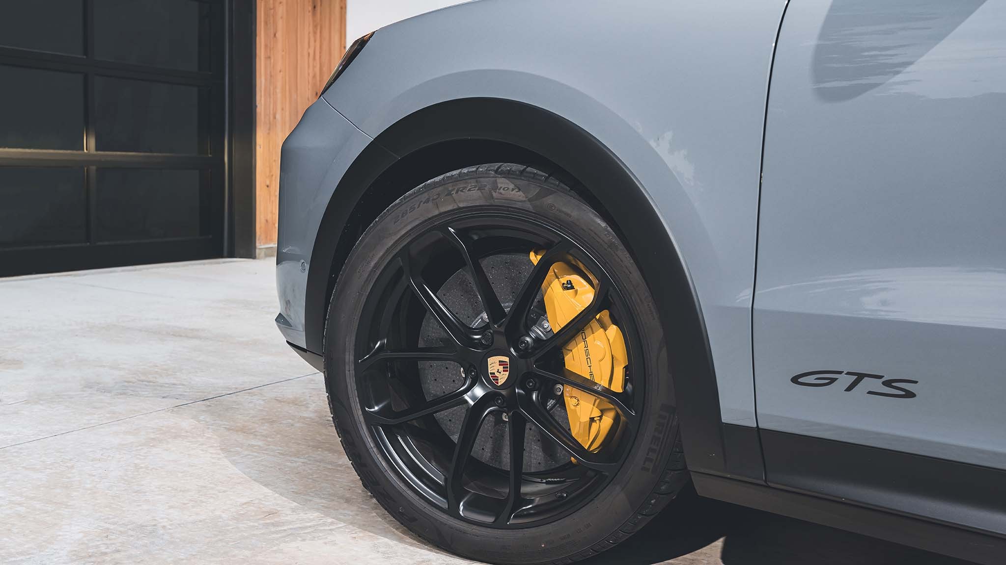 030 2025 porsche cayenne gts tire