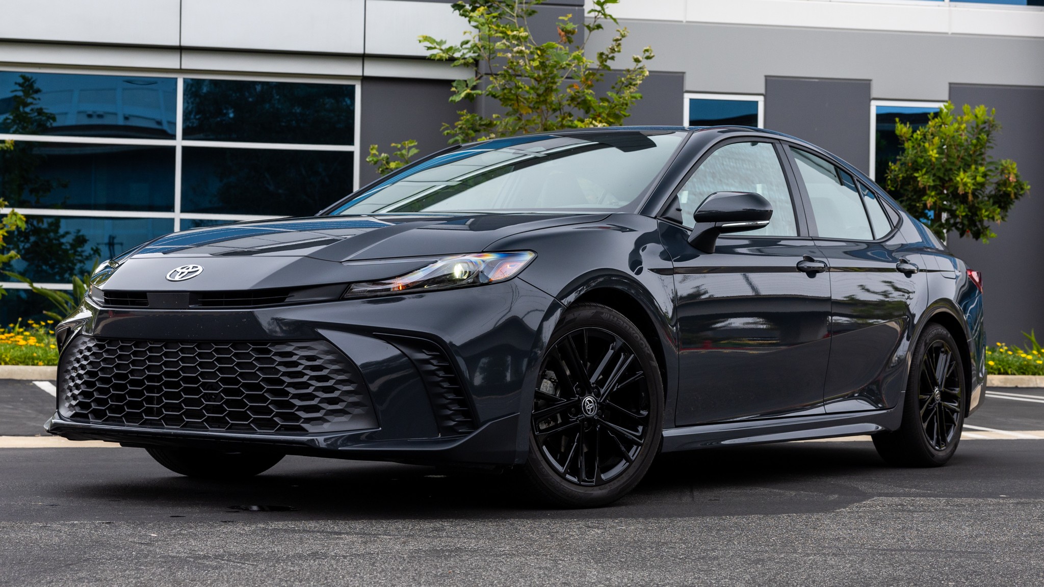 001 2025 Toyota Camry SE Front Quarter Static