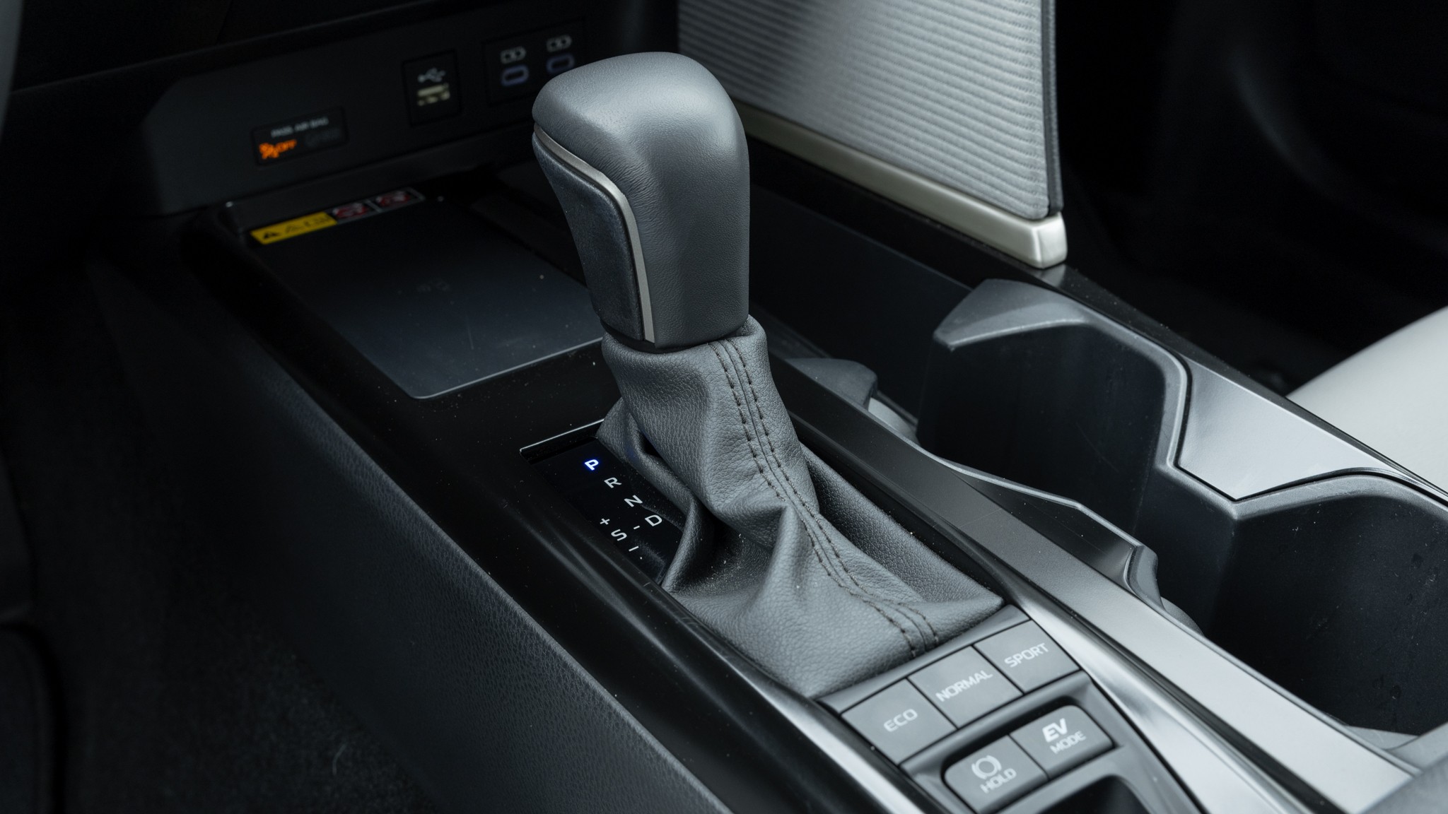 007 2025 Toyota Camry SE center console