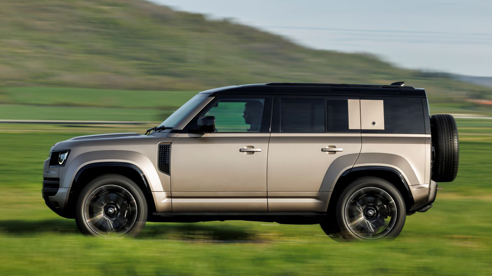 2025 Land Rover Defender 110 OCTA 21