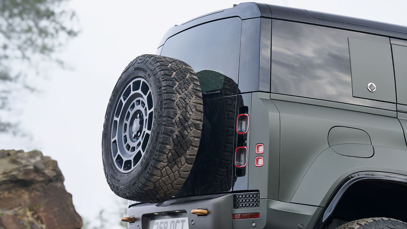 2025 Land Rover Defender 110 OCTA 16