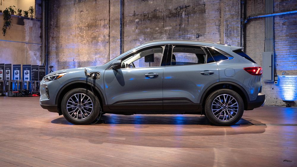 6 2025 Ford Escape PHEV side view