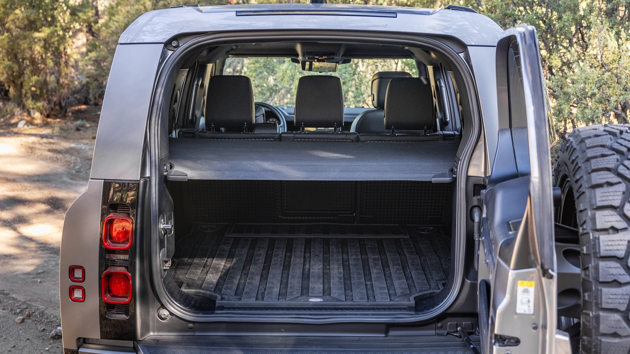 038 2025 Land Rover Defender 130 Outbound