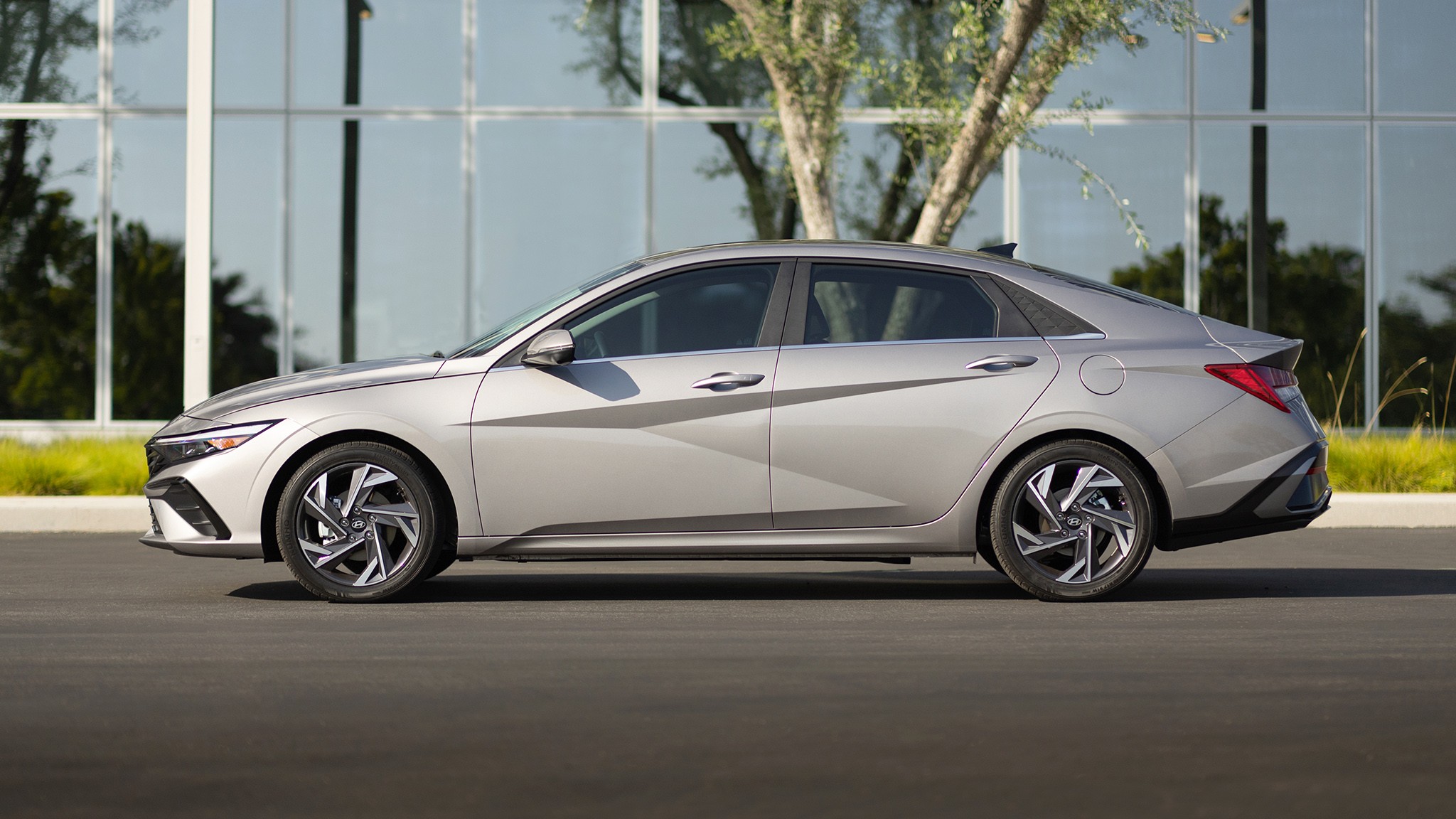 4 2025 Hyundai Elantra Hybrid side view