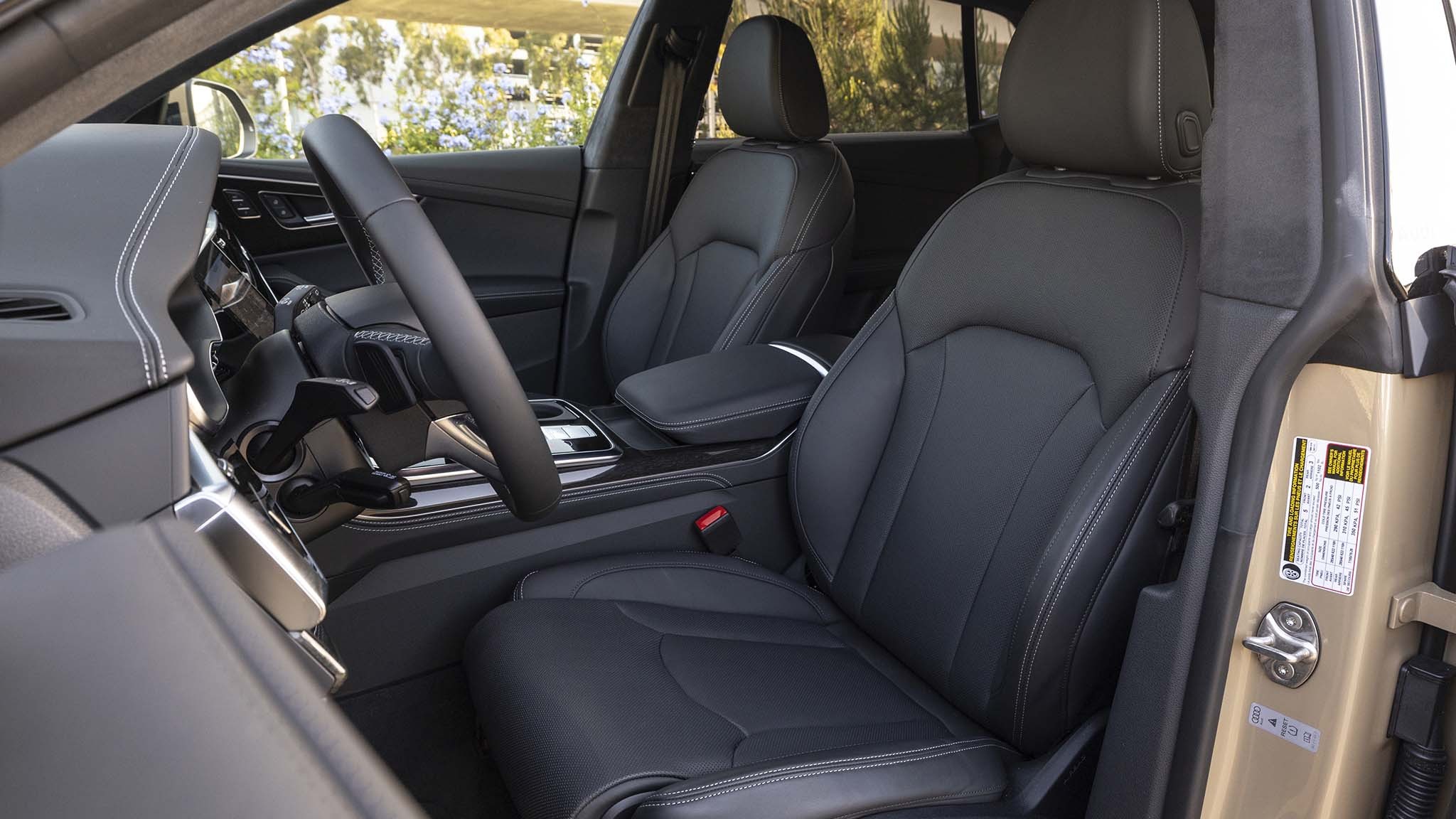 003 2025 audi Q8 driver seat