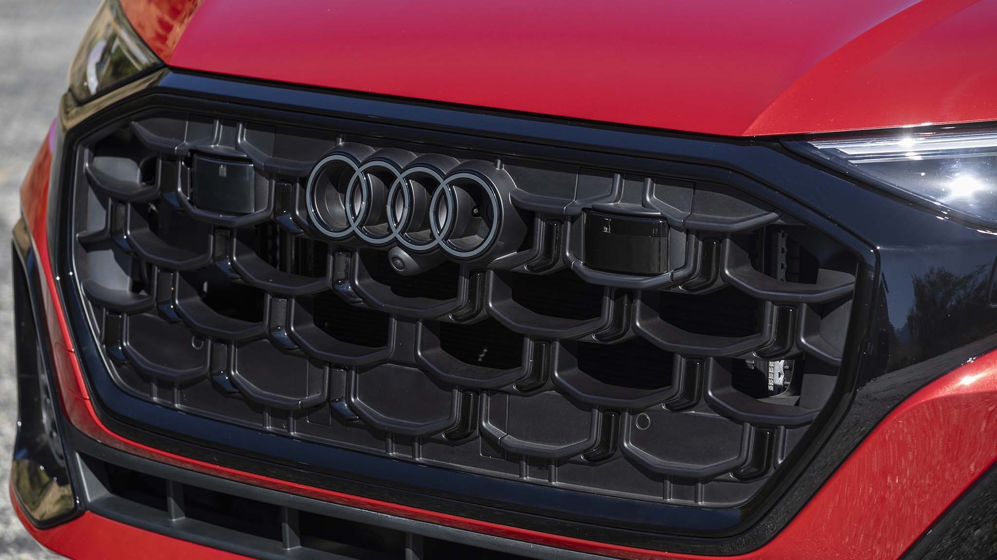 032 2025 audi SQ8 grille