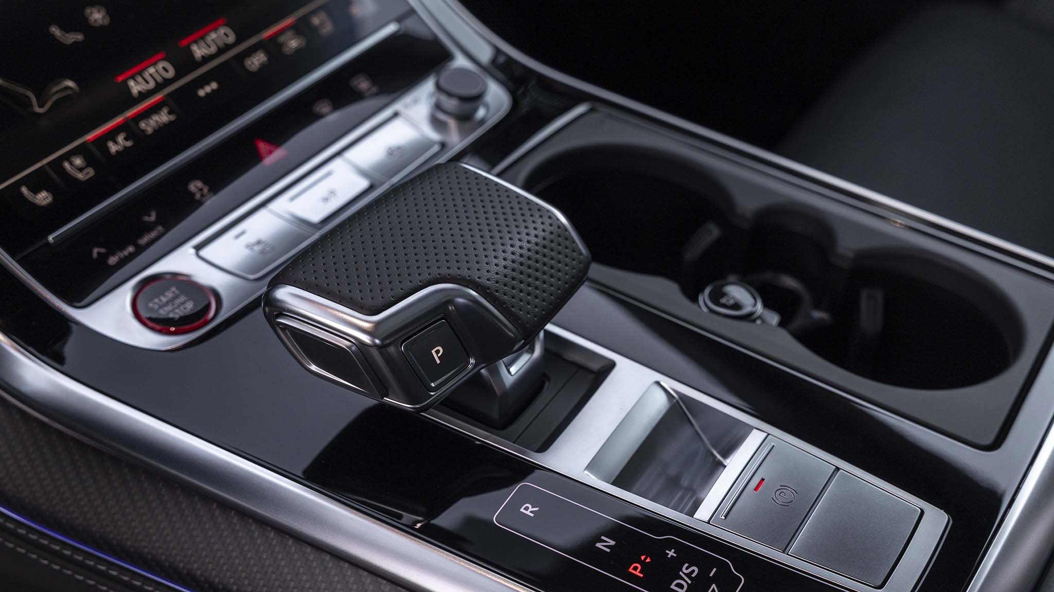 035 2025 audi SQ8 center console