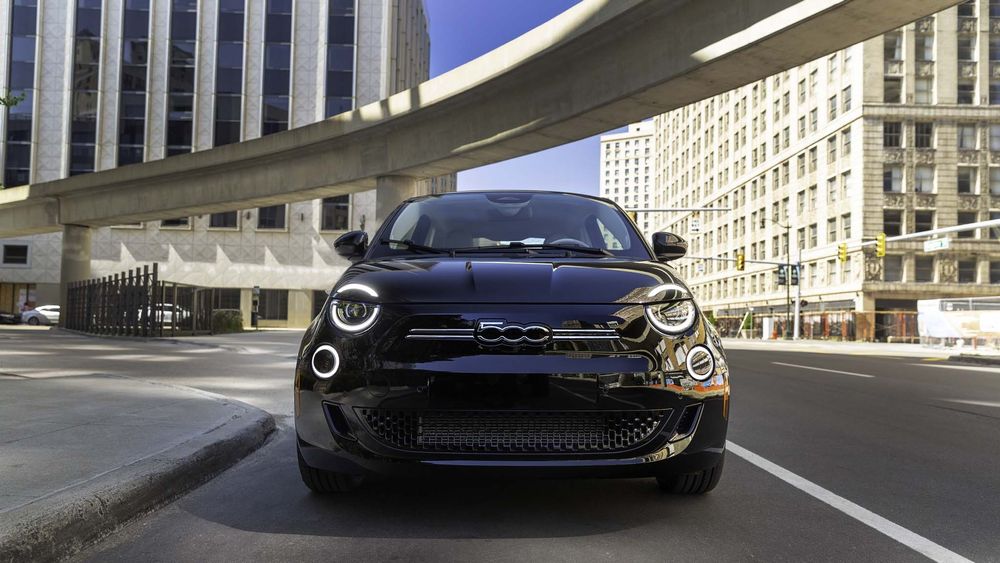 009 2024 Fiat 500e La Prima front view