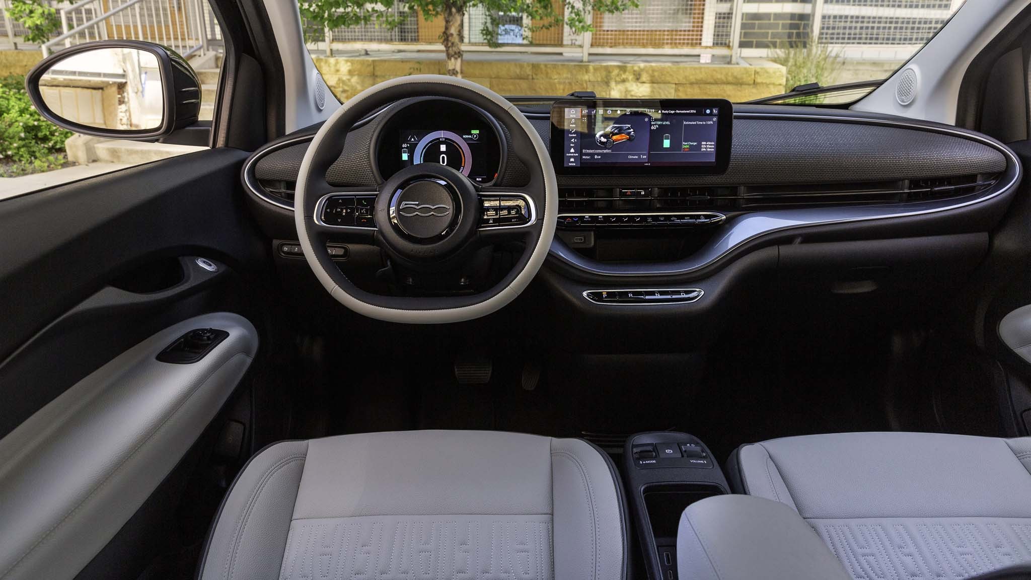 024 2024 Fiat 500e La Prima interior