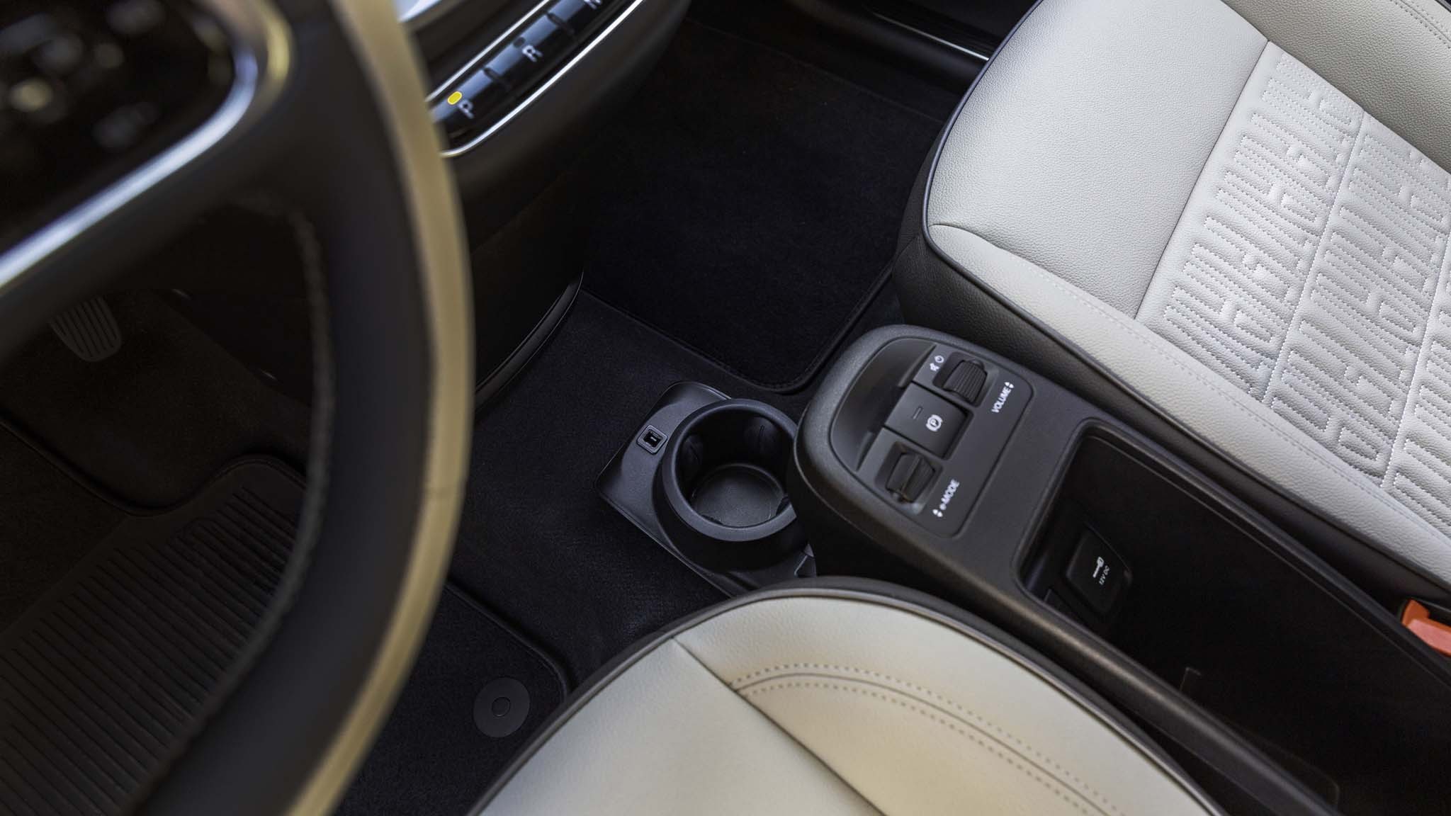 029 2024 Fiat 500e La Prima center console