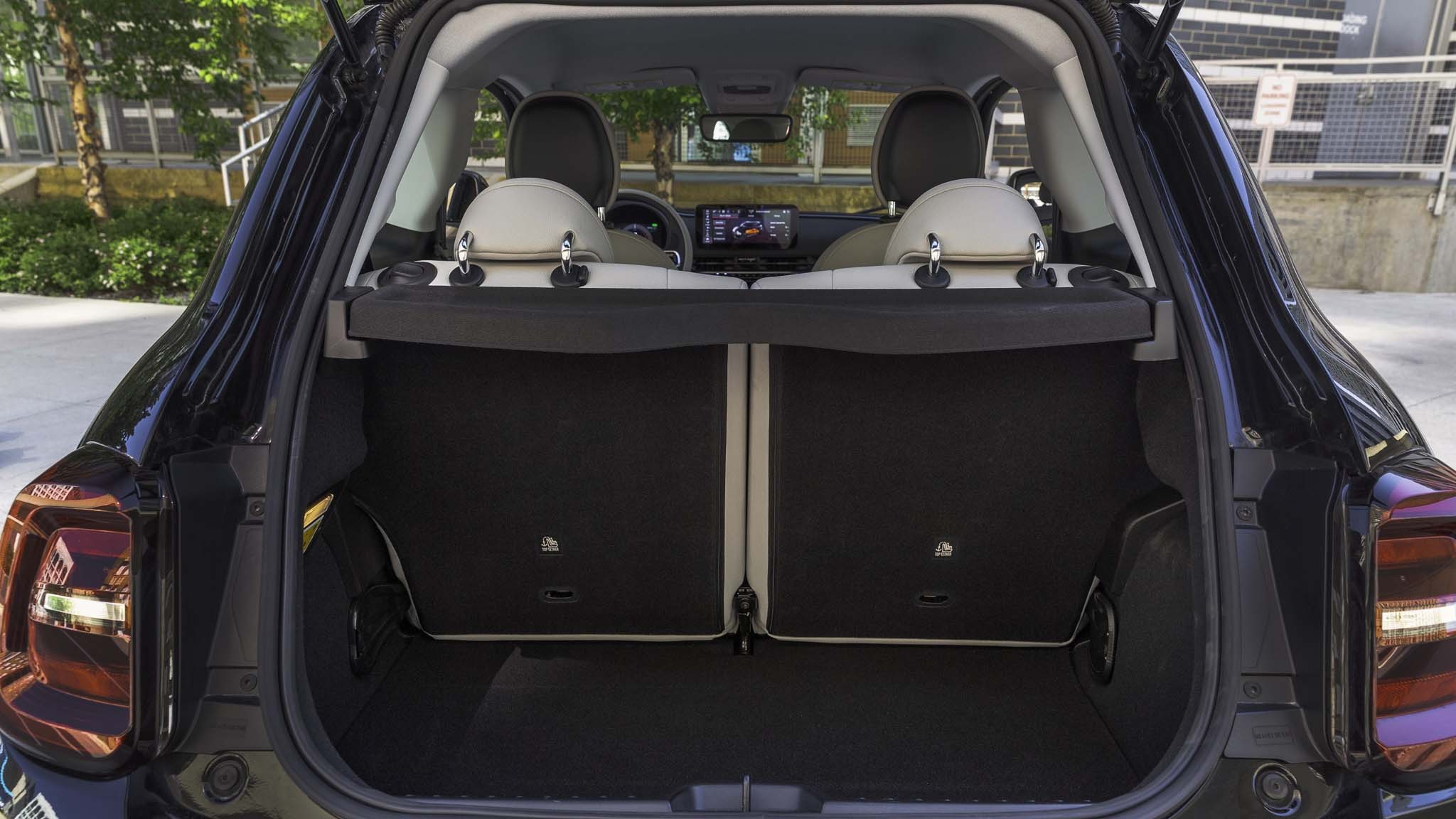 031 2024 Fiat 500e La Prima trunk