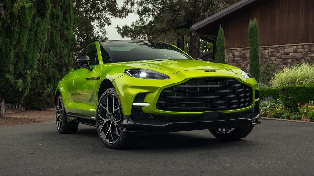 007 2025 aston martin dbx707 front three qaurters view