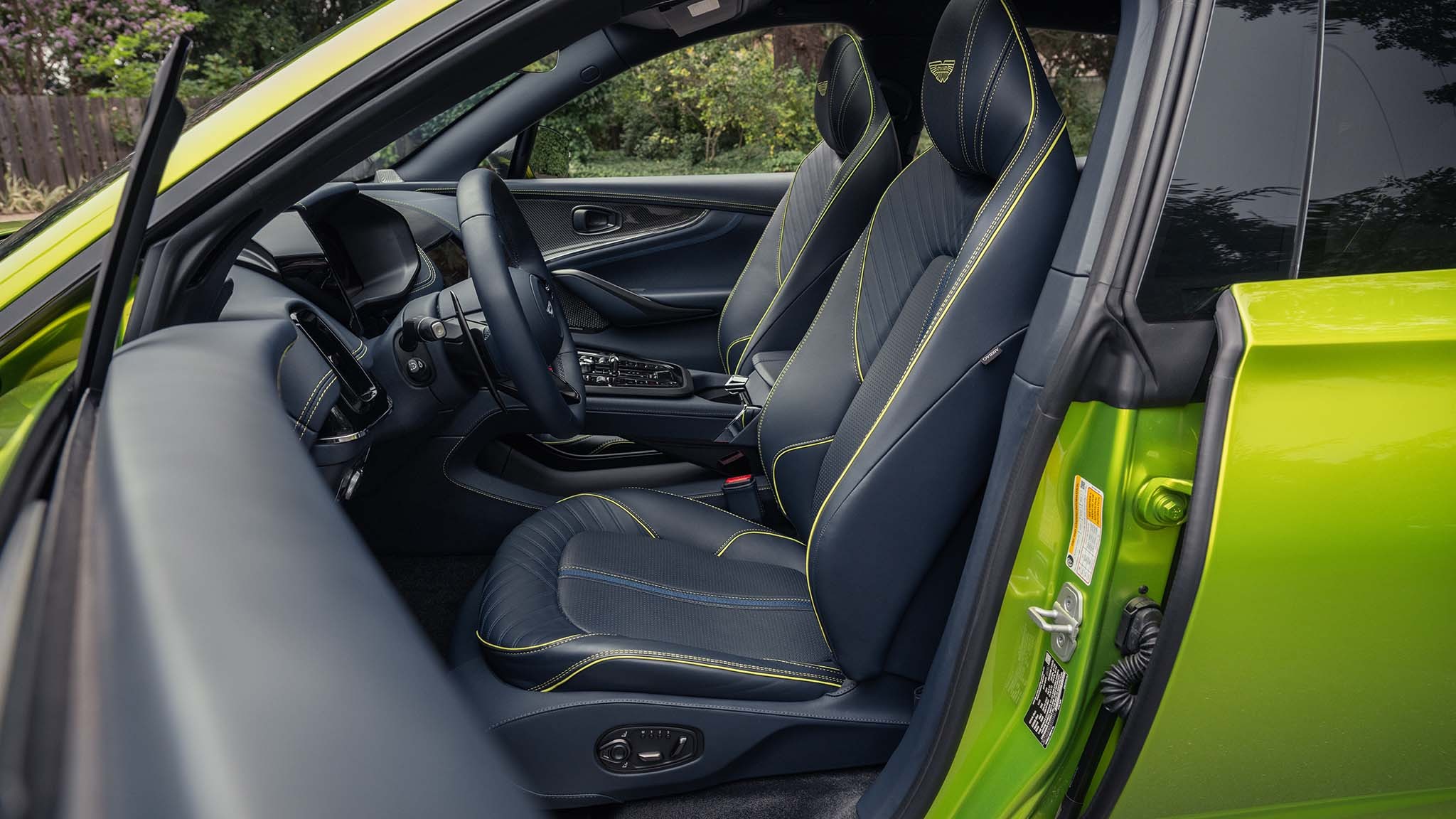 022 2025 aston martin dbx707 driver seat